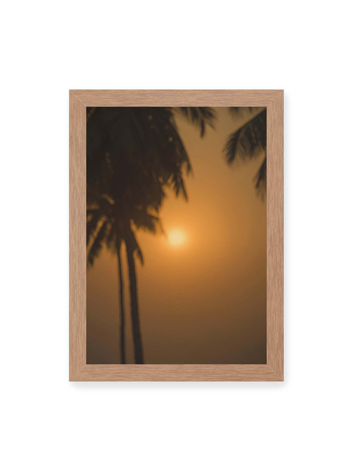 21x30 cm, Eichenrahmen – Unscharfe dunkle Palmen vor goldenem Himmel mit einer hell leuchtenden Sonne zwischen den Silhouetten.