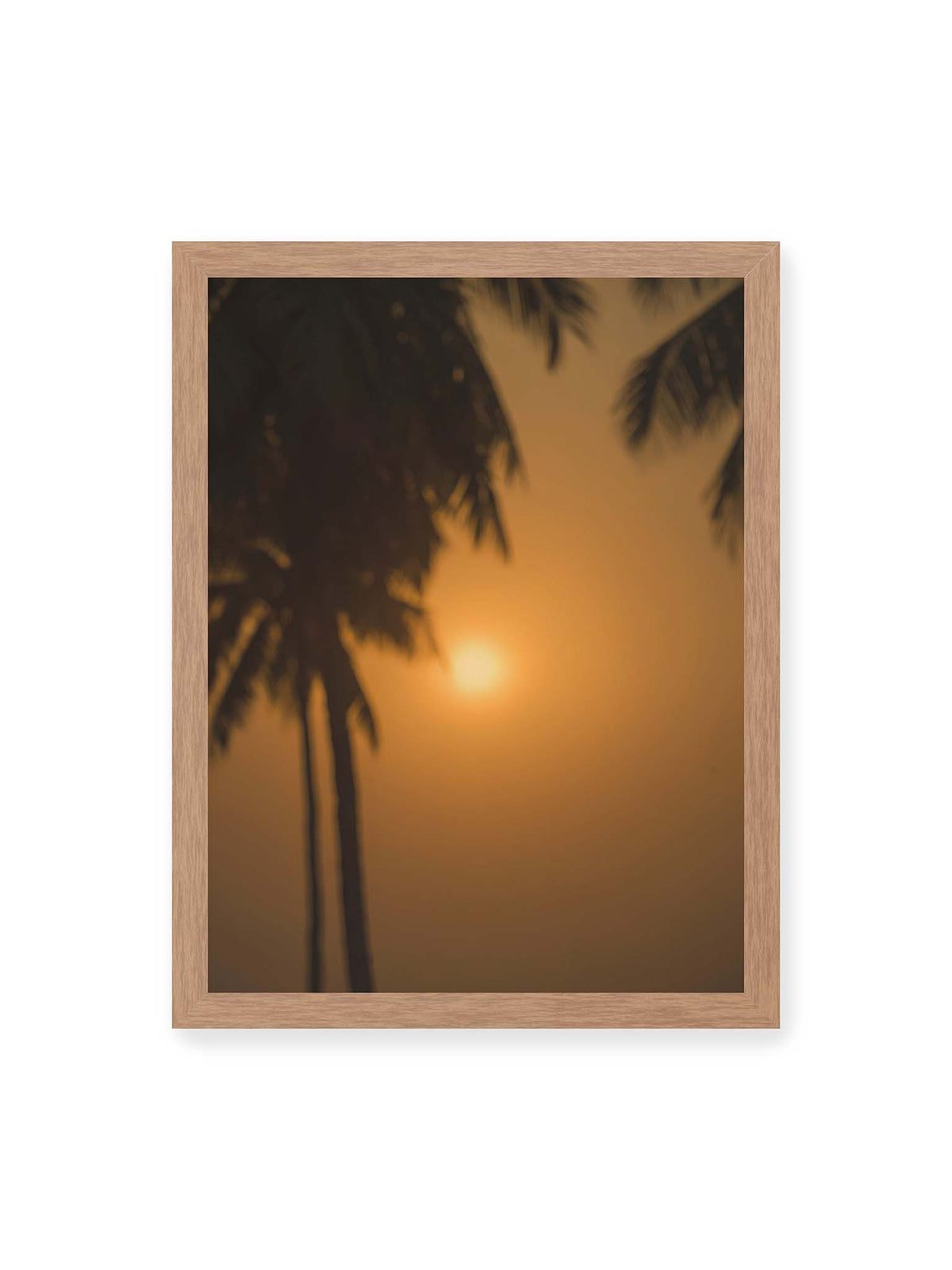 30x40 cm, Eichenrahmen – Unscharfe dunkle Palmen vor goldenem Himmel mit einer hell leuchtenden Sonne zwischen den Silhouetten.