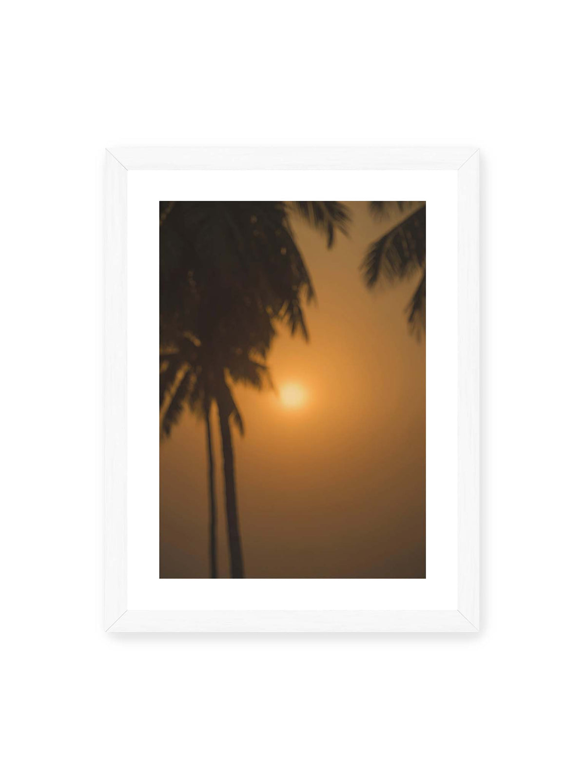 30x40 cm, weißer Galerie-Rand, weißer Rahmen – Unscharfe dunkle Palmen vor goldenem Himmel mit einer hell leuchtenden Sonne zwischen den Silhouetten.