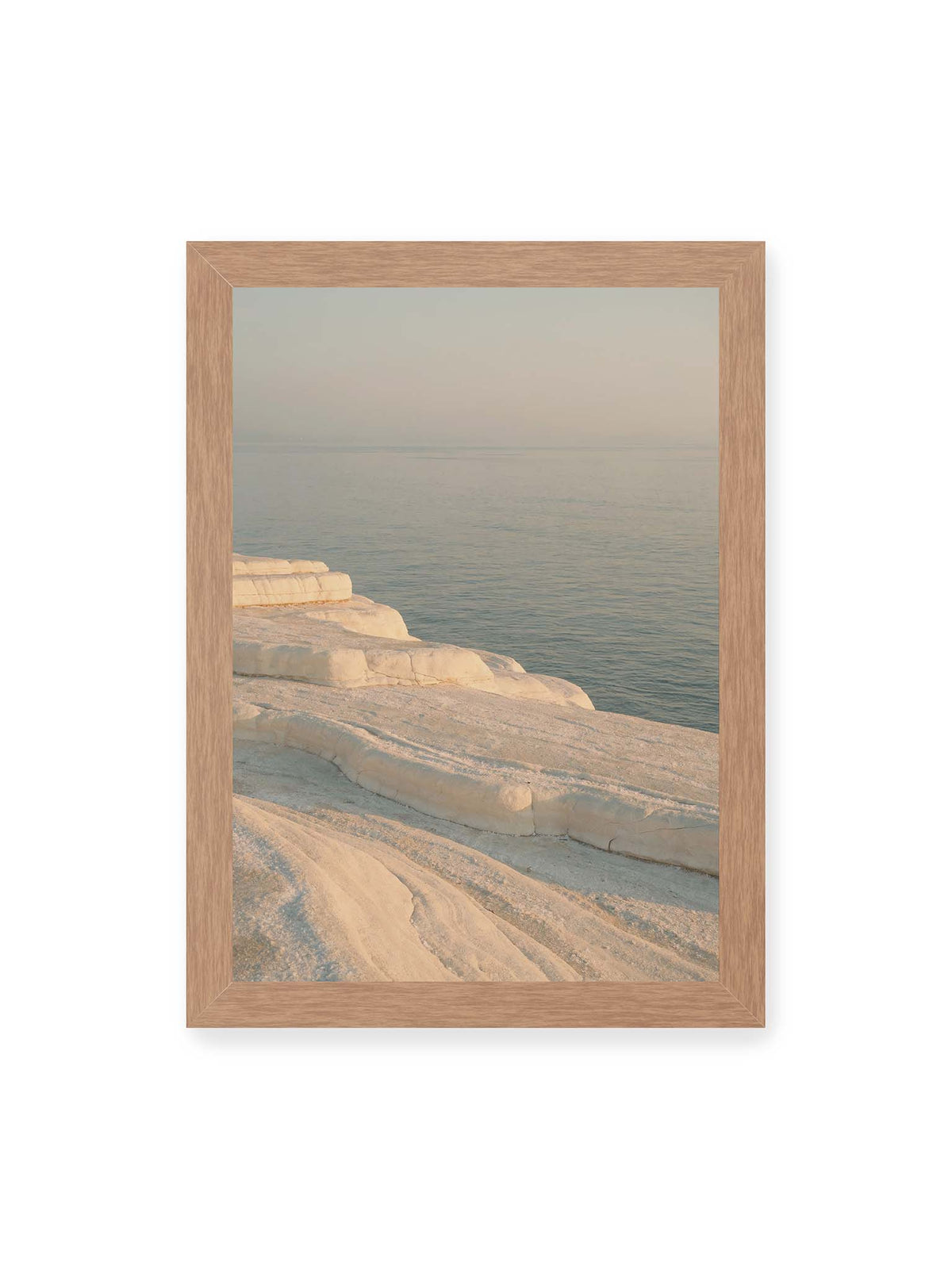 21x30 cm, Eichenrahmen – Helle terrassenartige Gesteinsflächen fallen in sanften Stufen zu einem ruhigen, blassblauen Meer ab.