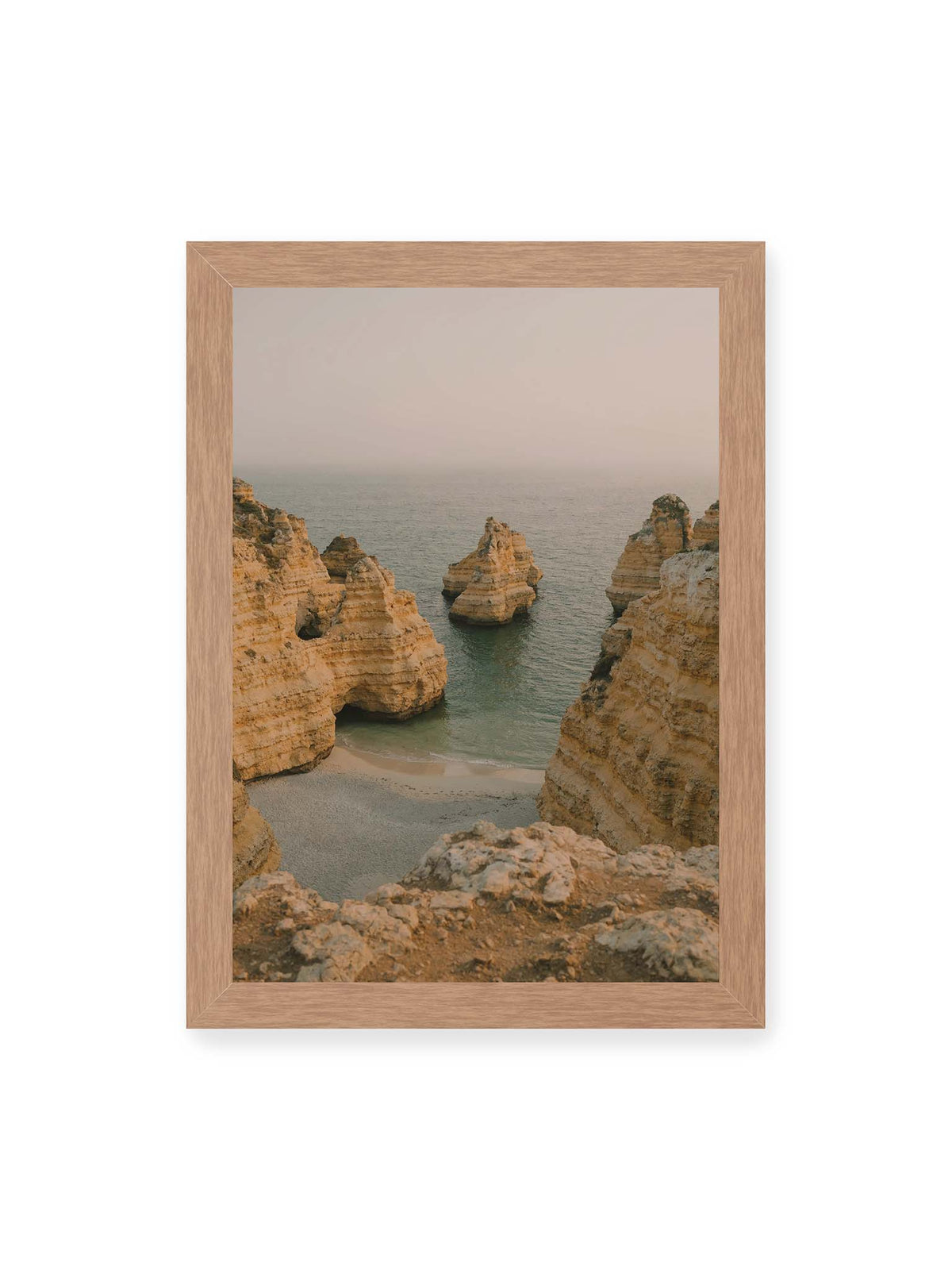 21x30 cm, Eichenrahmen – Schichtartige Felsformationen umgeben eine kleine Bucht mit ruhigem Wasser und schmalem Sandstrand.