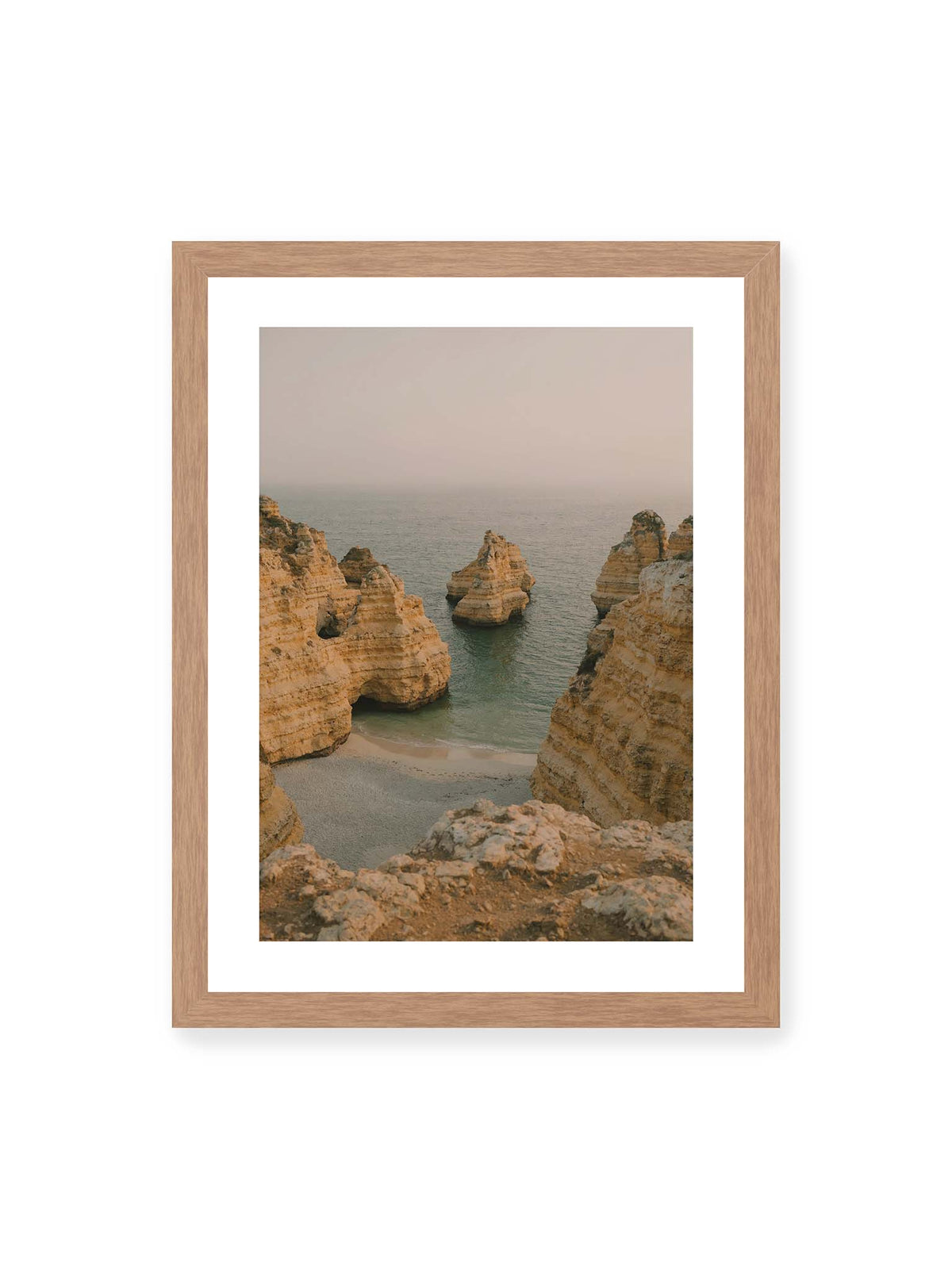 30x40 cm, weißer Galerie-Rand, Eichenrahmen – Schichtartige Felsformationen umgeben eine kleine Bucht mit ruhigem Wasser und schmalem Sandstrand.