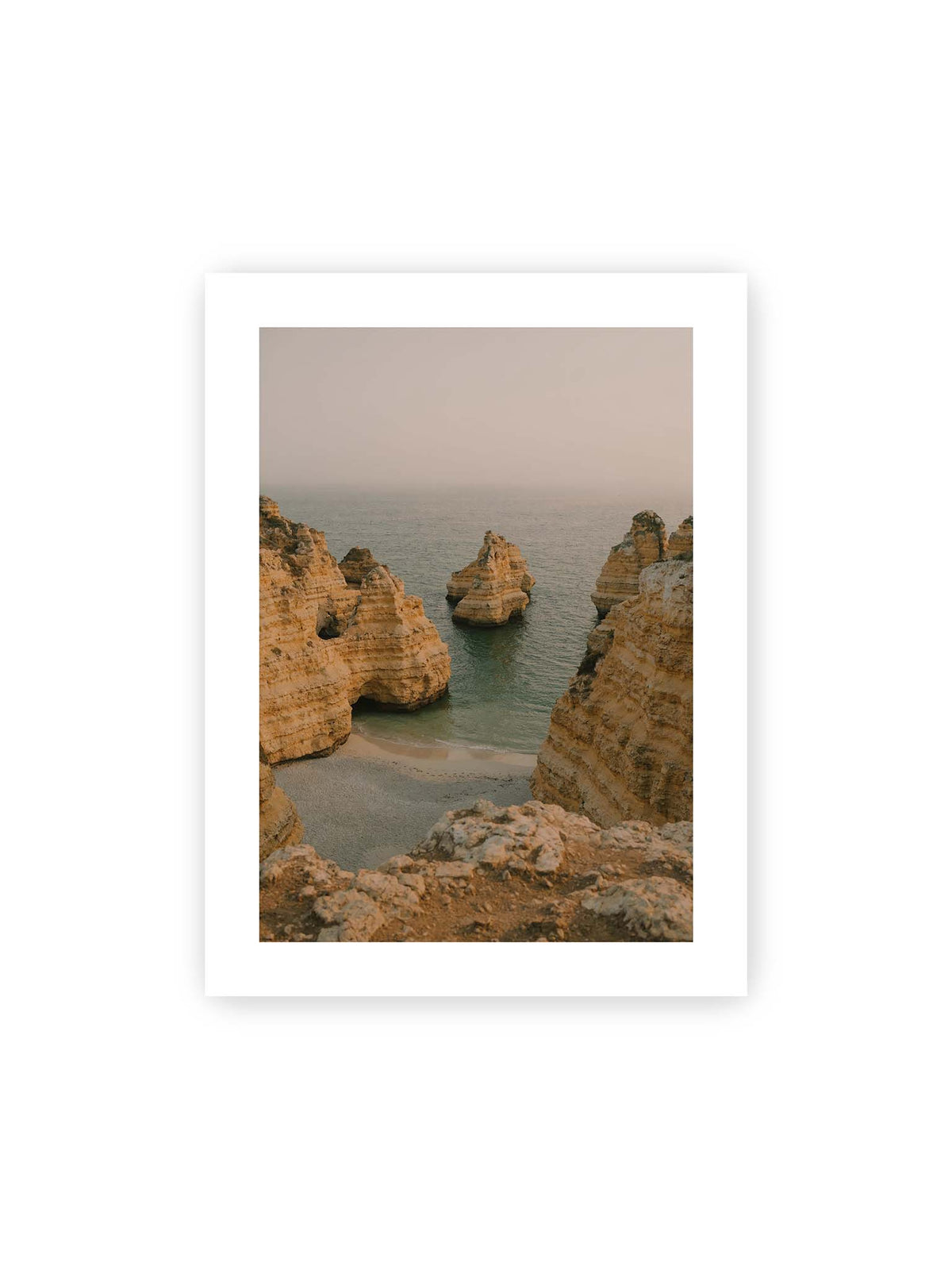 30x40 cm, weißer Galerie-Rand – Schichtartige Felsformationen umgeben eine kleine Bucht mit ruhigem Wasser und schmalem Sandstrand.