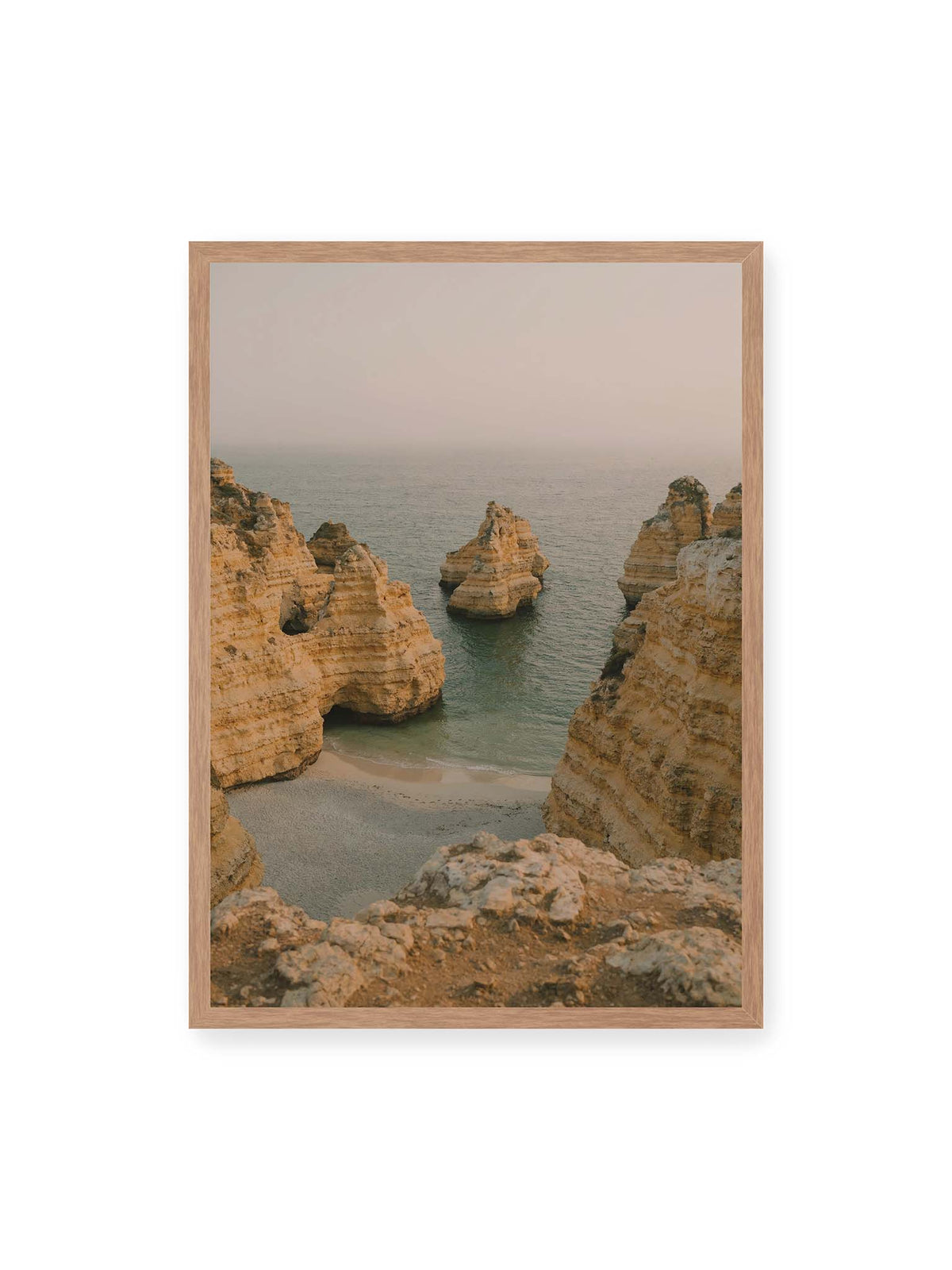50x70 cm, Eichenrahmen – Schichtartige Felsformationen umgeben eine kleine Bucht mit ruhigem Wasser und schmalem Sandstrand.