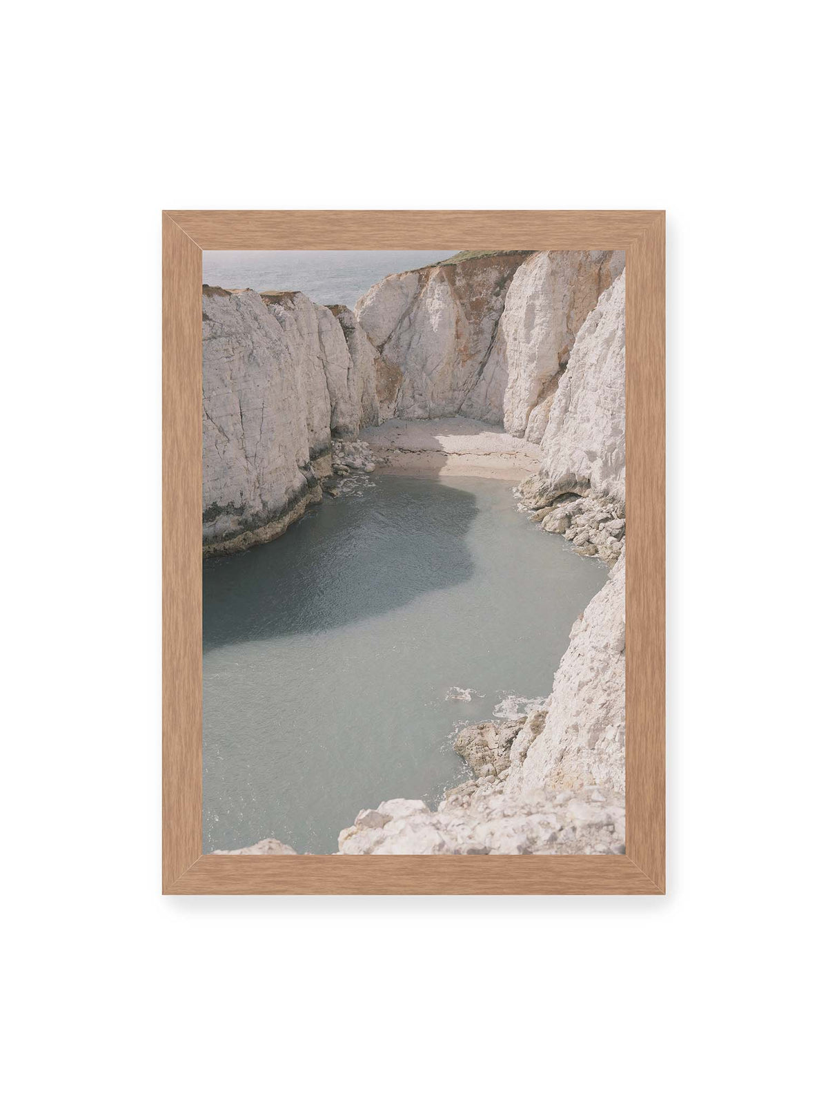 21x30 cm, Eichenrahmen – Helle steile Felswände umschließen eine kleine Bucht mit ruhigem Wasser und einem schmalen Strand.