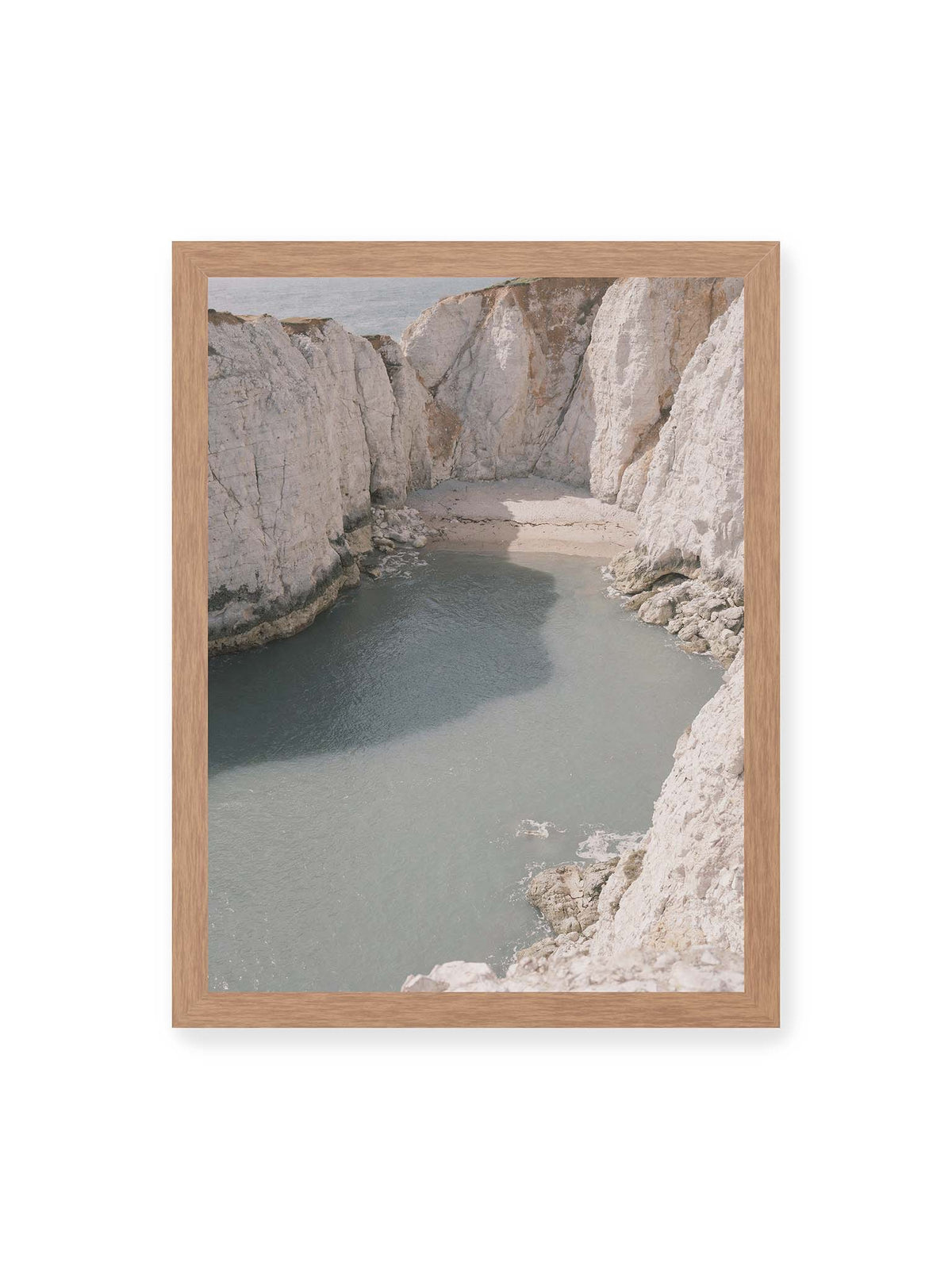30x40 cm, Eichenrahmen – Helle steile Felswände umschließen eine kleine Bucht mit ruhigem Wasser und einem schmalen Strand.