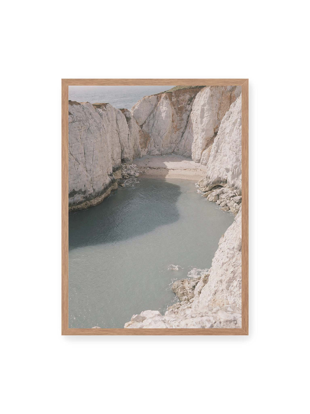 50x70 cm, Eichenrahmen – Helle steile Felswände umschließen eine kleine Bucht mit ruhigem Wasser und einem schmalen Strand.
