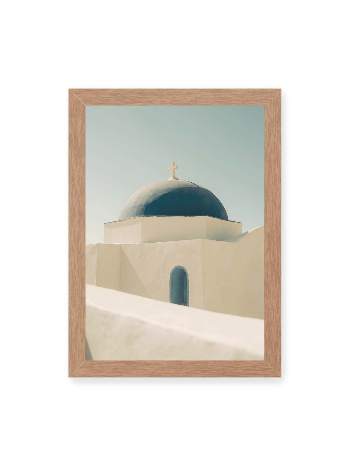 21x30 cm, Eichenrahmen – Tiefblaue Kirchenkuppel mit Kreuz über weißen Mauern, einer schmalen Bogenöffnung und hellem Himmel.