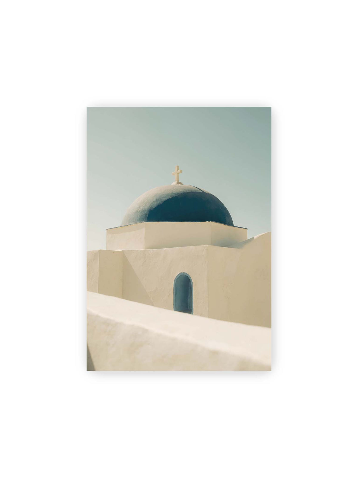 21x30 cm – Tiefblaue Kirchenkuppel mit Kreuz über weißen Mauern, einer schmalen Bogenöffnung und hellem Himmel.