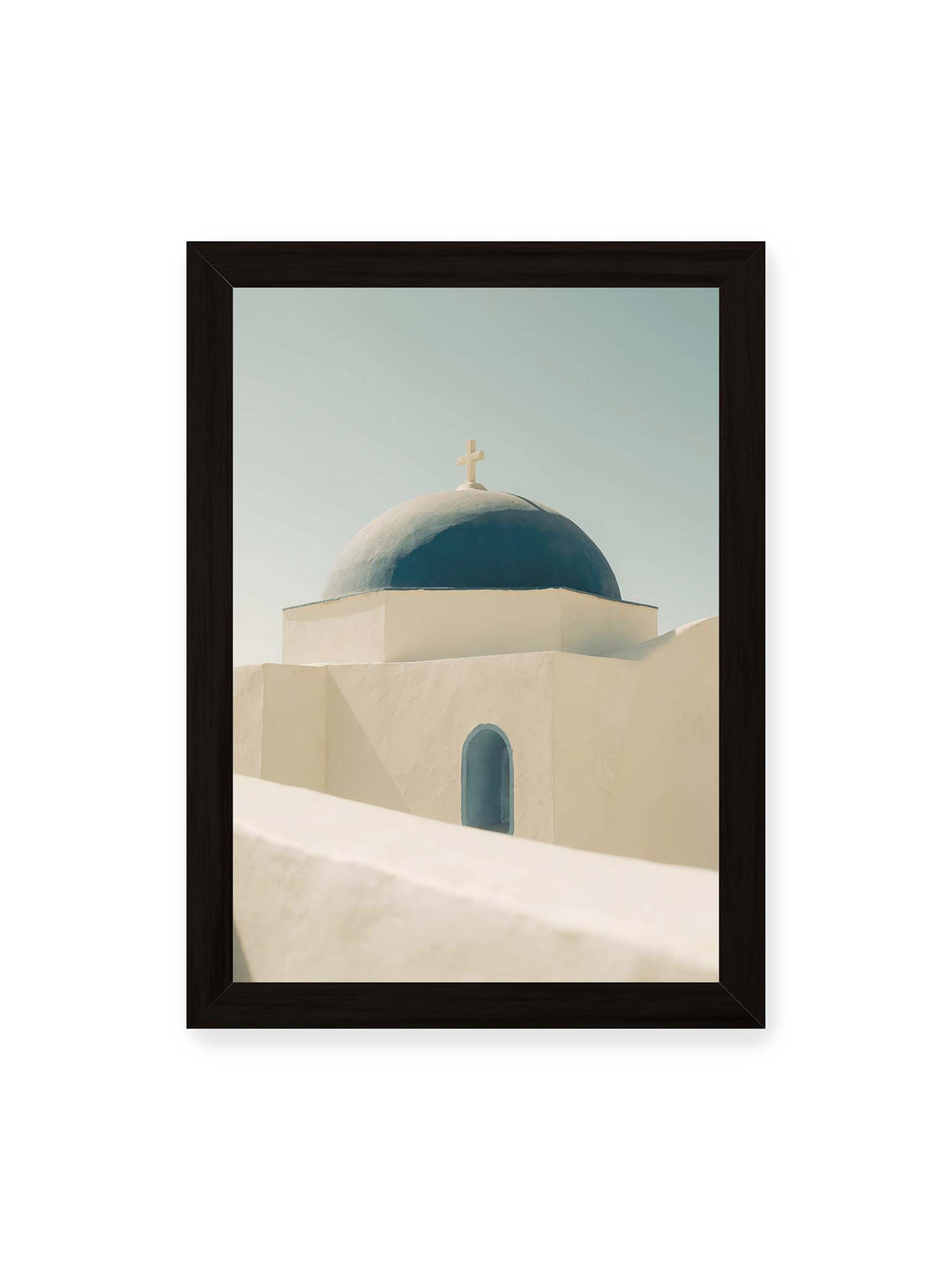 21x30 cm, schwarzer Rahmen – Tiefblaue Kirchenkuppel mit Kreuz über weißen Mauern, einer schmalen Bogenöffnung und hellem Himmel.