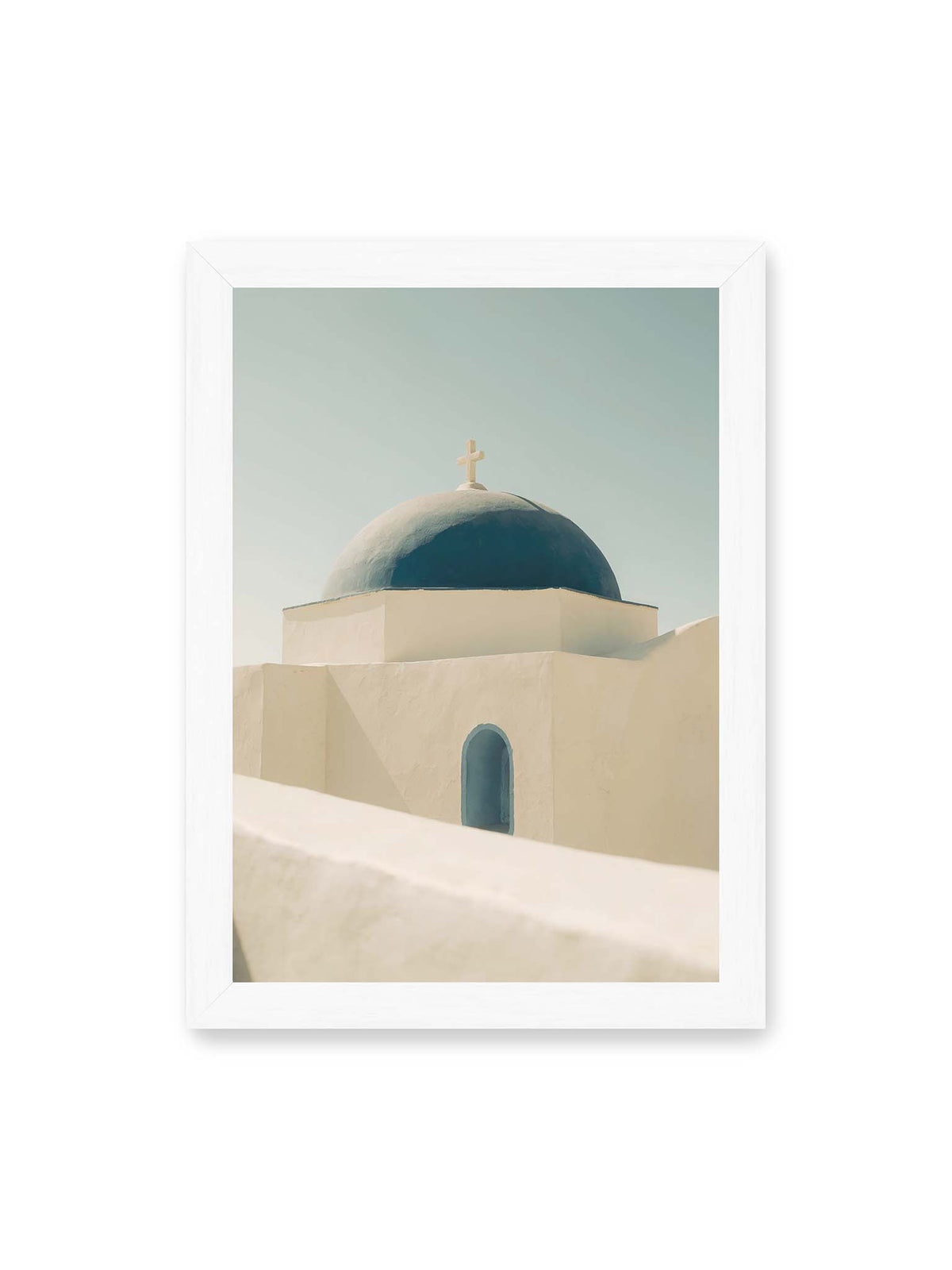 21x30 cm, weißer Rahmen – Tiefblaue Kirchenkuppel mit Kreuz über weißen Mauern, einer schmalen Bogenöffnung und hellem Himmel.
