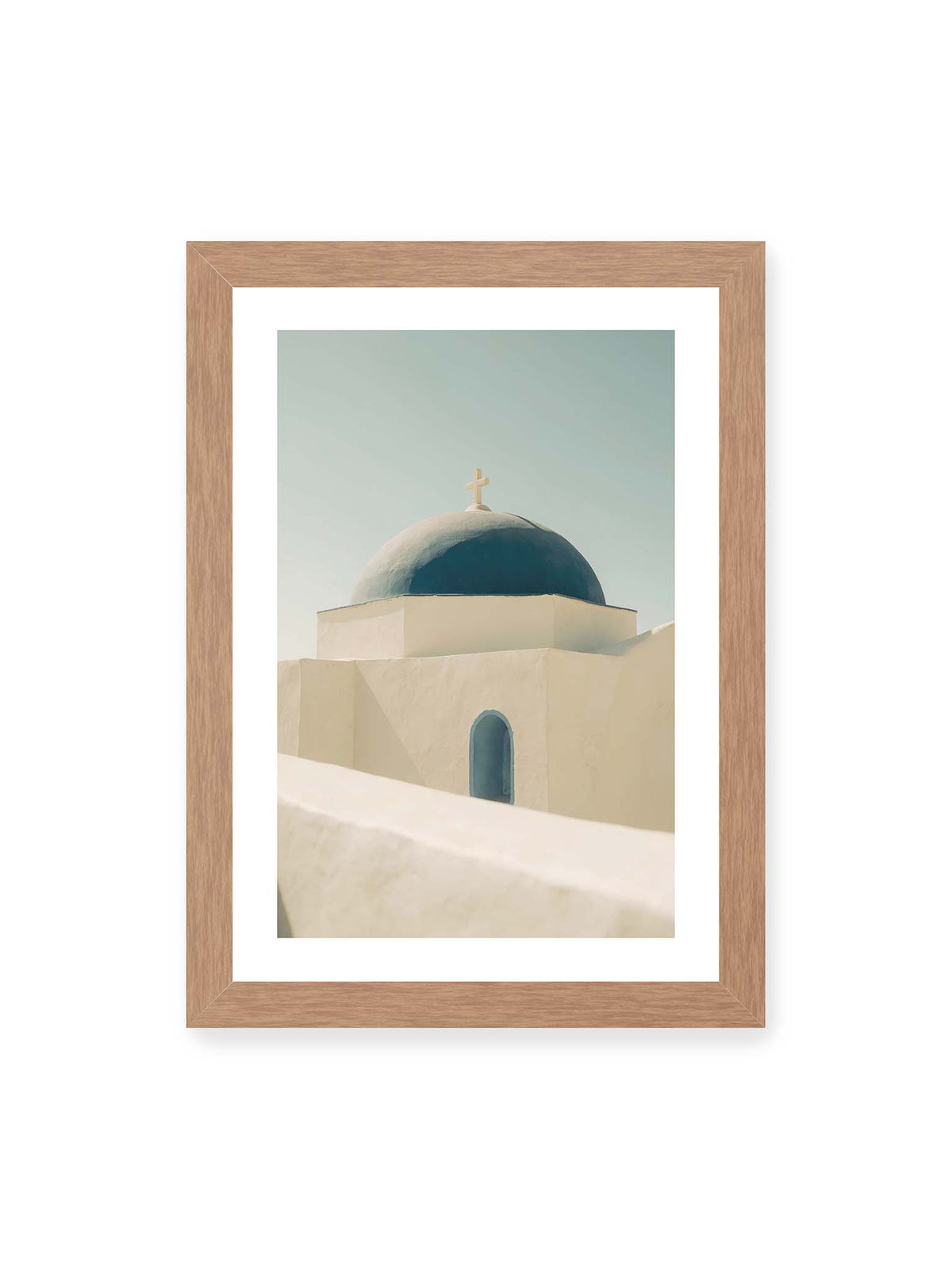21x30 cm, weißer Galerie-Rand, Eichenrahmen – Tiefblaue Kirchenkuppel mit Kreuz über weißen Mauern, einer schmalen Bogenöffnung und hellem Himmel.