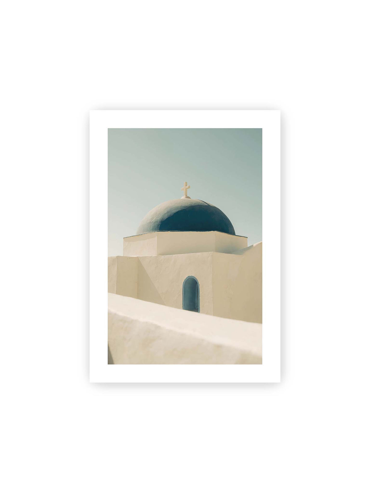 21x30 cm, weißer Galerie-Rand – Tiefblaue Kirchenkuppel mit Kreuz über weißen Mauern, einer schmalen Bogenöffnung und hellem Himmel.