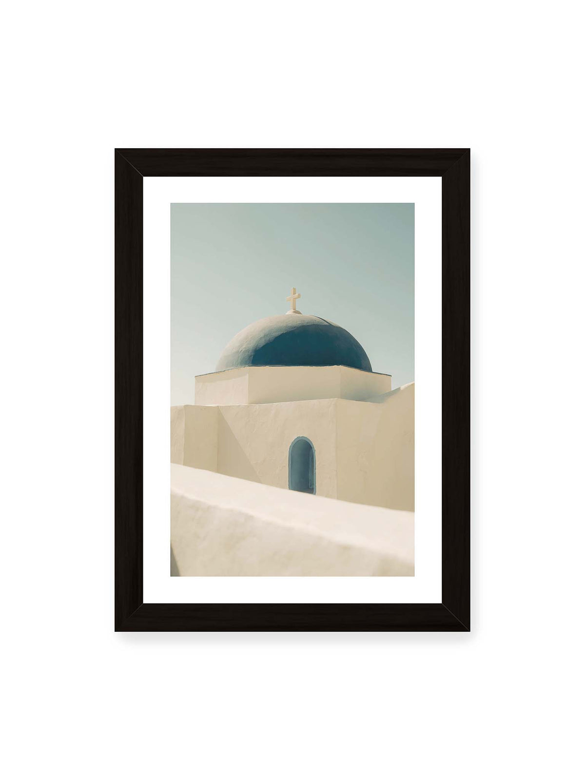 21x30 cm, weißer Galerie-Rand, schwarzer Rahmen – Tiefblaue Kirchenkuppel mit Kreuz über weißen Mauern, einer schmalen Bogenöffnung und hellem Himmel.