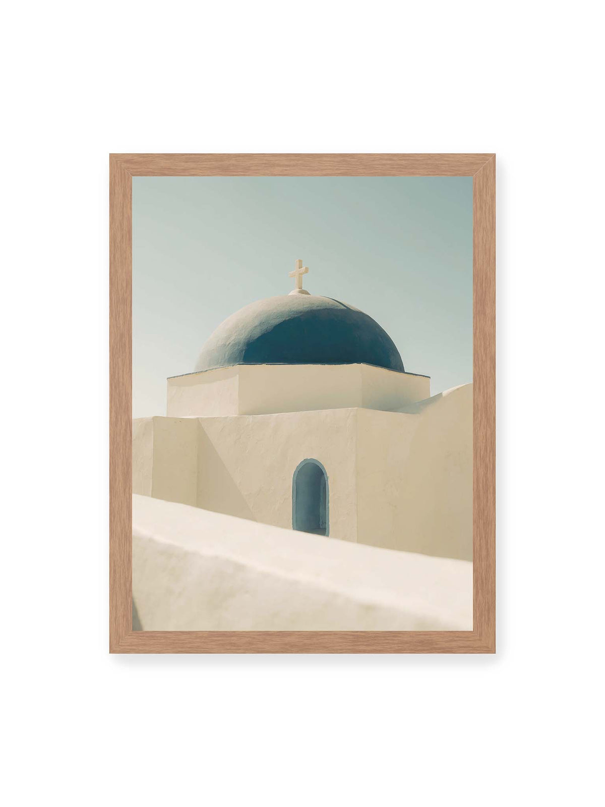 30x40 cm, Eichenrahmen – Tiefblaue Kirchenkuppel mit Kreuz über weißen Mauern, einer schmalen Bogenöffnung und hellem Himmel.