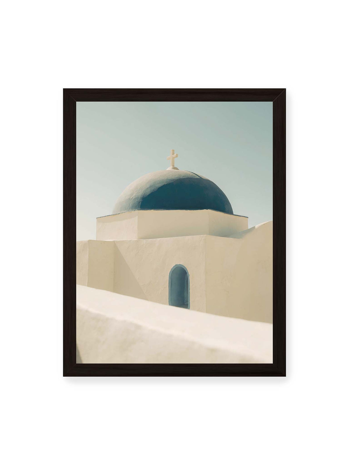 30x40 cm, schwarzer Rahmen – Tiefblaue Kirchenkuppel mit Kreuz über weißen Mauern, einer schmalen Bogenöffnung und hellem Himmel.