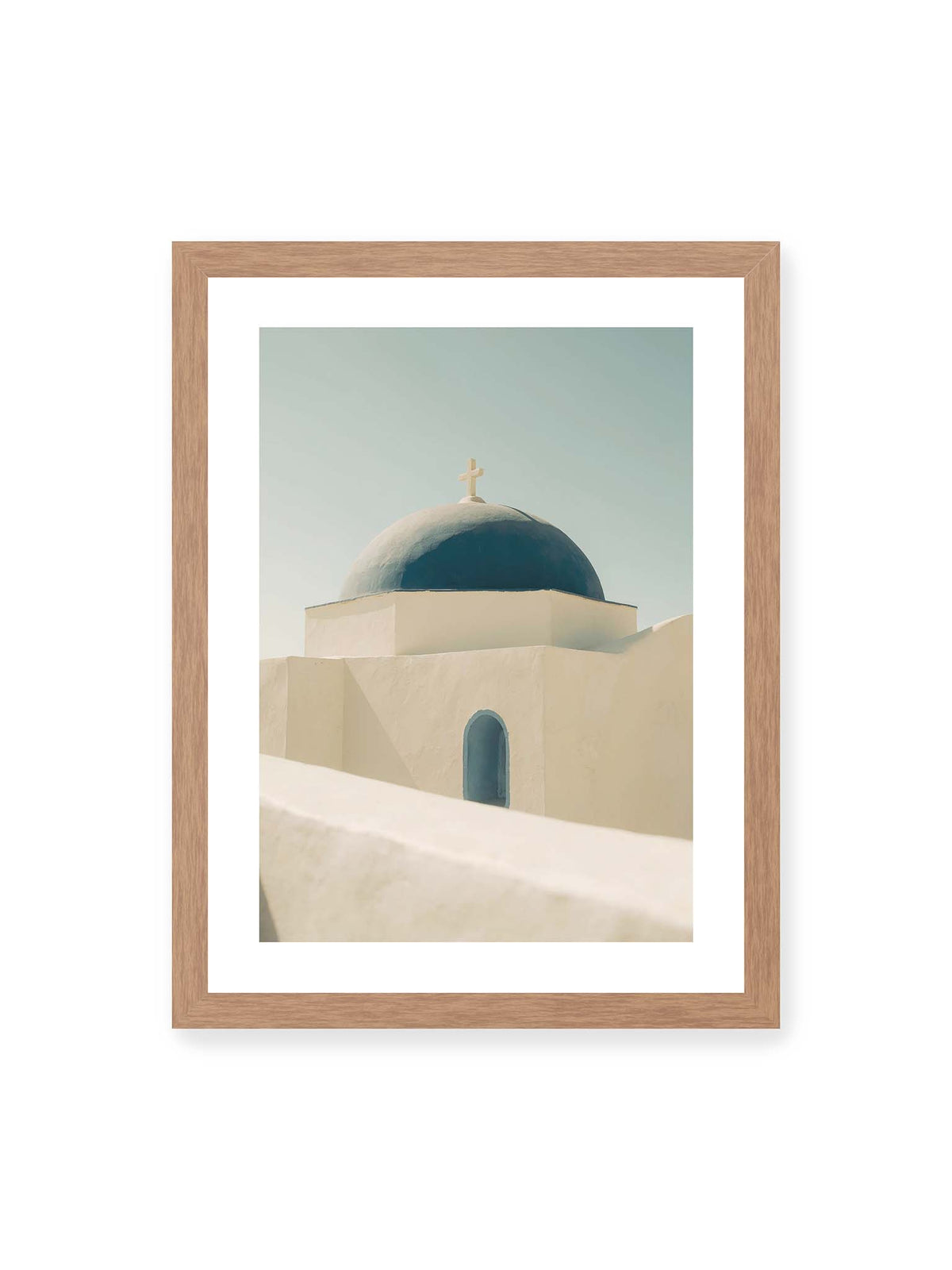 30x40 cm, weißer Galerie-Rand, Eichenrahmen – Tiefblaue Kirchenkuppel mit Kreuz über weißen Mauern, einer schmalen Bogenöffnung und hellem Himmel.