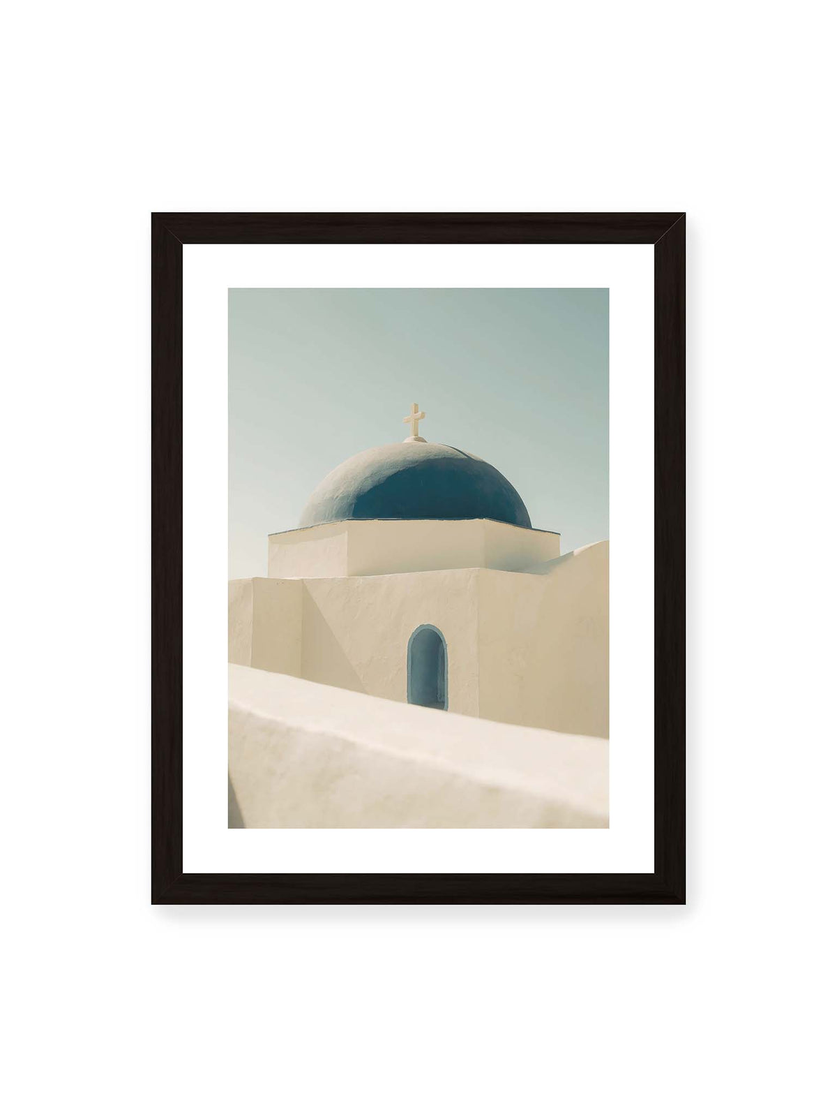 30x40 cm, weißer Galerie-Rand, schwarzer Rahmen – Tiefblaue Kirchenkuppel mit Kreuz über weißen Mauern, einer schmalen Bogenöffnung und hellem Himmel.