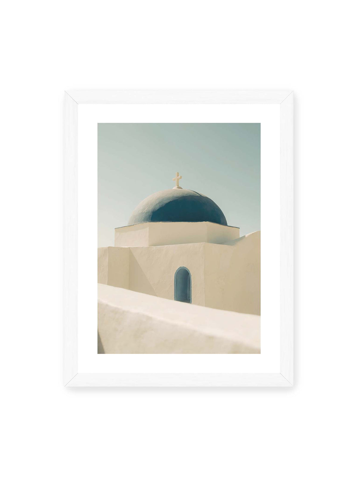 30x40 cm, weißer Galerie-Rand, weißer Rahmen – Tiefblaue Kirchenkuppel mit Kreuz über weißen Mauern, einer schmalen Bogenöffnung und hellem Himmel.
