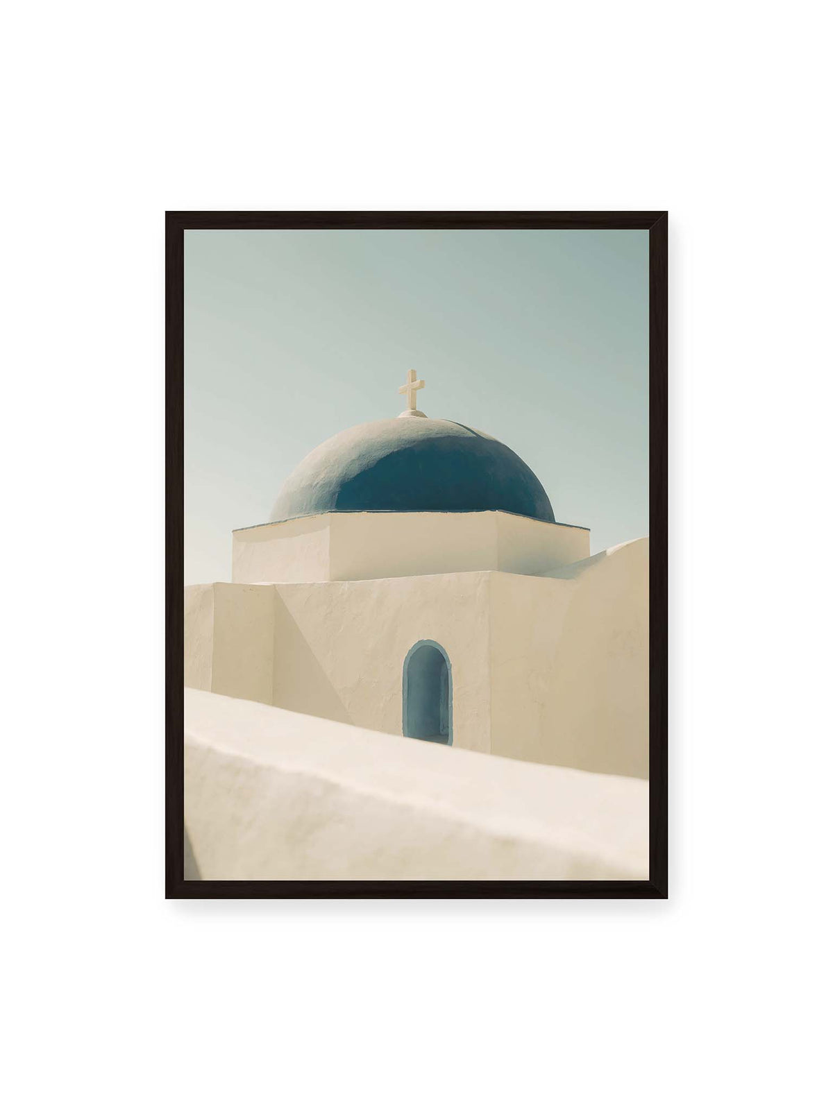 50x70 cm, schwarzer Rahmen – Tiefblaue Kirchenkuppel mit Kreuz über weißen Mauern, einer schmalen Bogenöffnung und hellem Himmel.