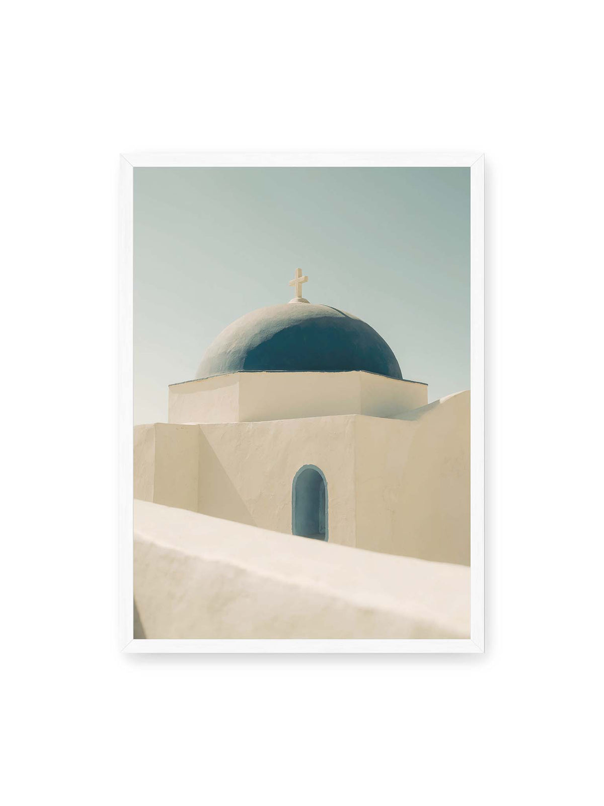 50x70 cm, weißer Rahmen – Tiefblaue Kirchenkuppel mit Kreuz über weißen Mauern, einer schmalen Bogenöffnung und hellem Himmel.