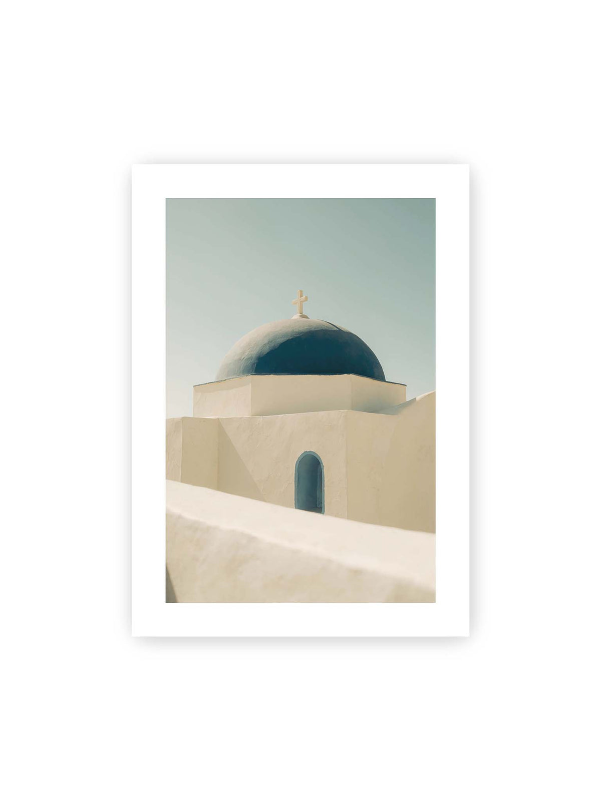 50x70 cm, weißer Galerie-Rand – Tiefblaue Kirchenkuppel mit Kreuz über weißen Mauern, einer schmalen Bogenöffnung und hellem Himmel.