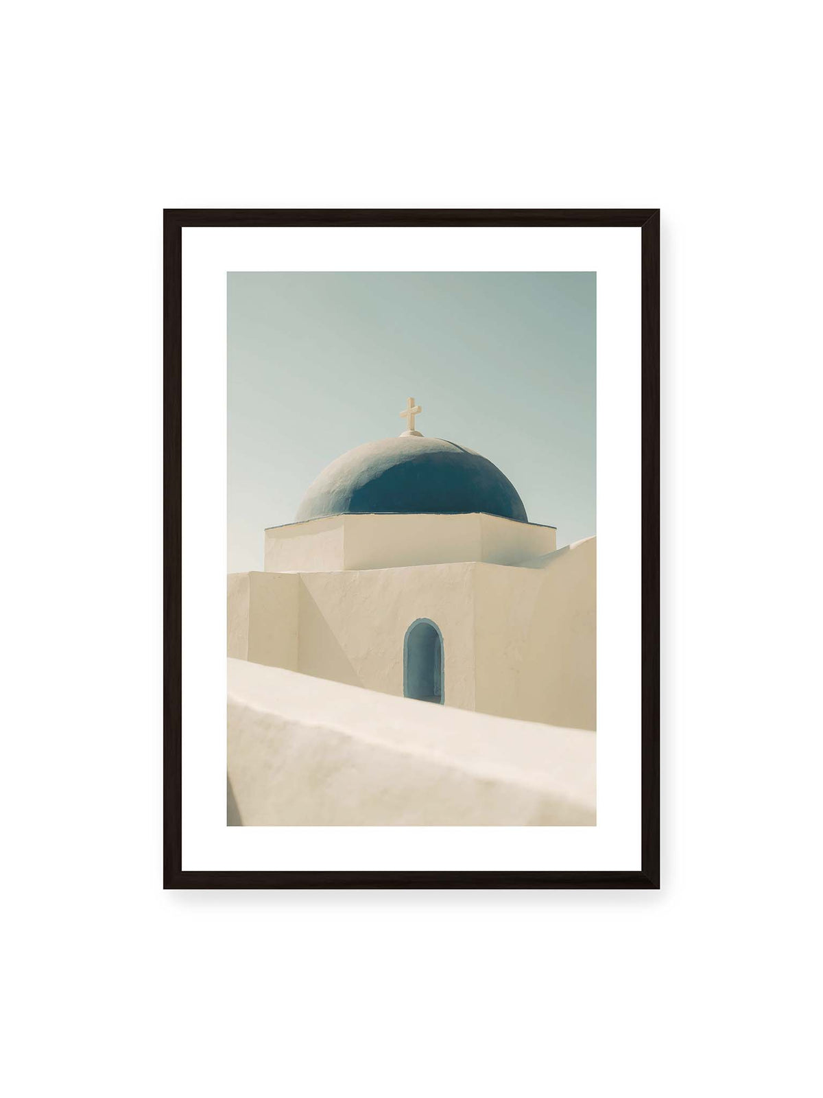 50x70 cm, weißer Galerie-Rand, schwarzer Rahmen – Tiefblaue Kirchenkuppel mit Kreuz über weißen Mauern, einer schmalen Bogenöffnung und hellem Himmel.