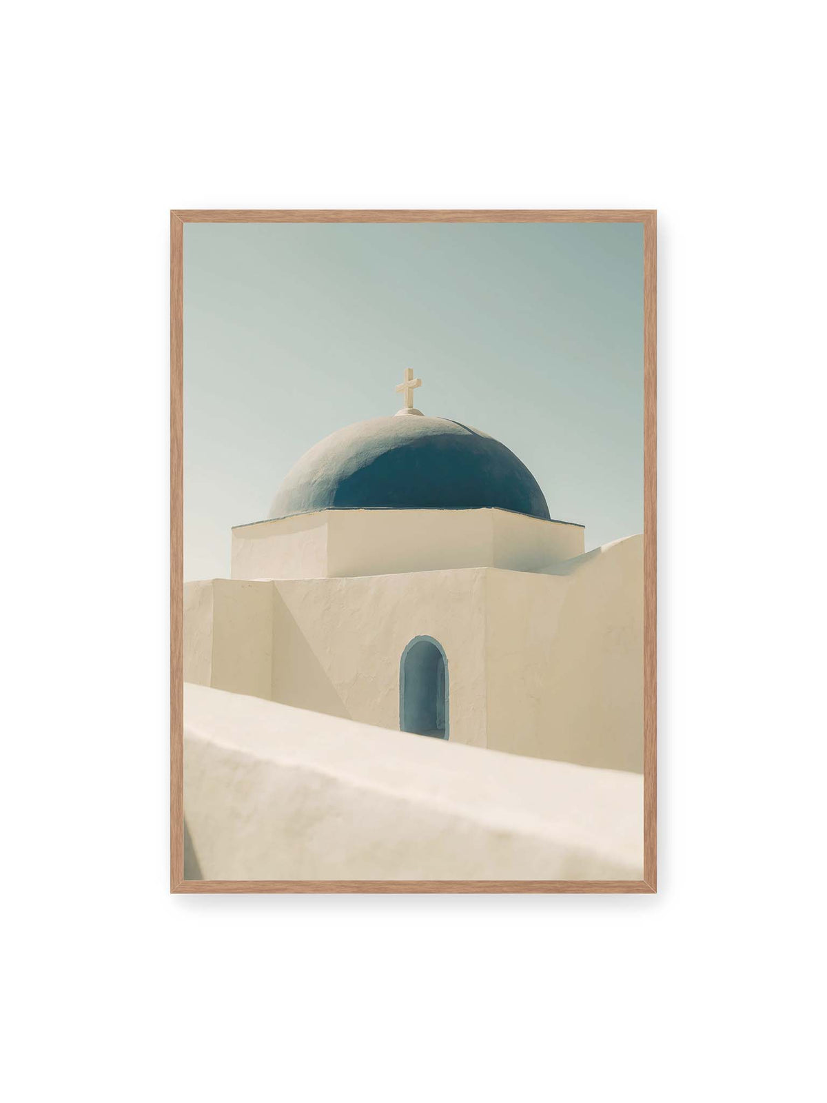 70x100 cm, Eichenrahmen – Tiefblaue Kirchenkuppel mit Kreuz über weißen Mauern, einer schmalen Bogenöffnung und hellem Himmel.