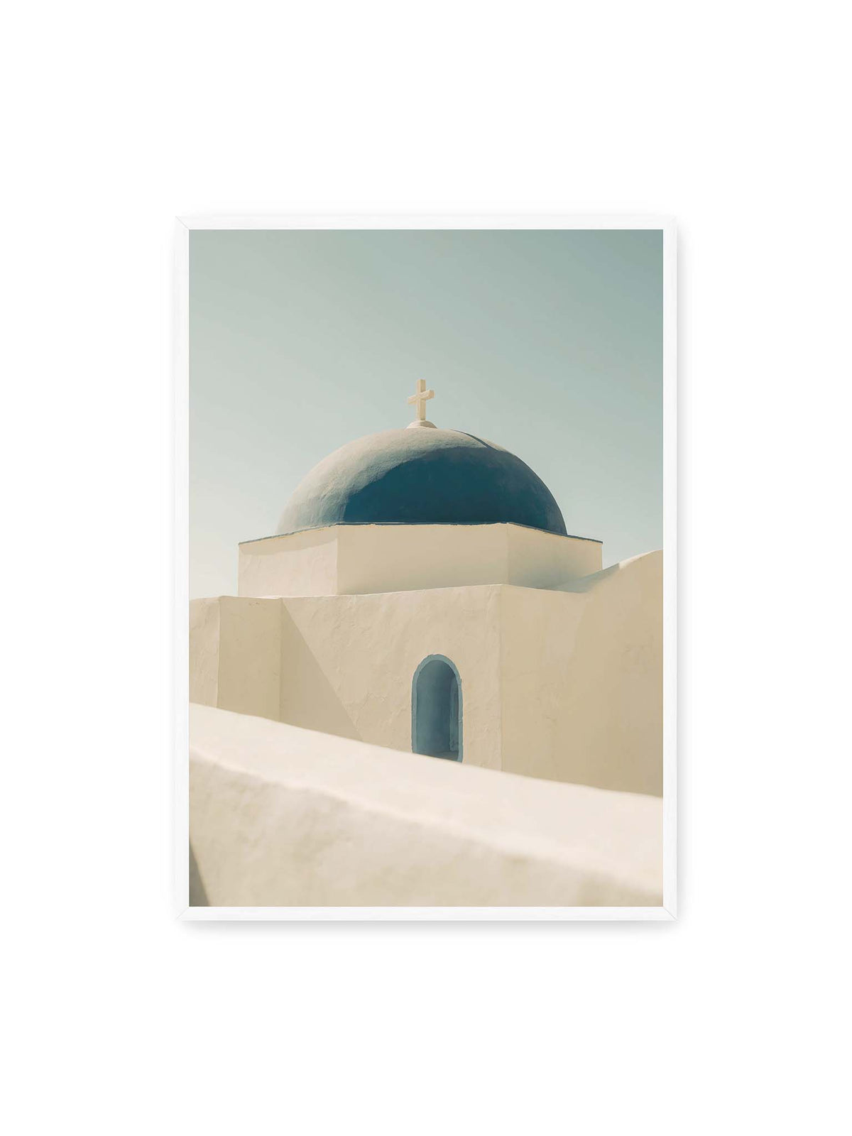 70x100 cm, weißer Rahmen – Tiefblaue Kirchenkuppel mit Kreuz über weißen Mauern, einer schmalen Bogenöffnung und hellem Himmel.