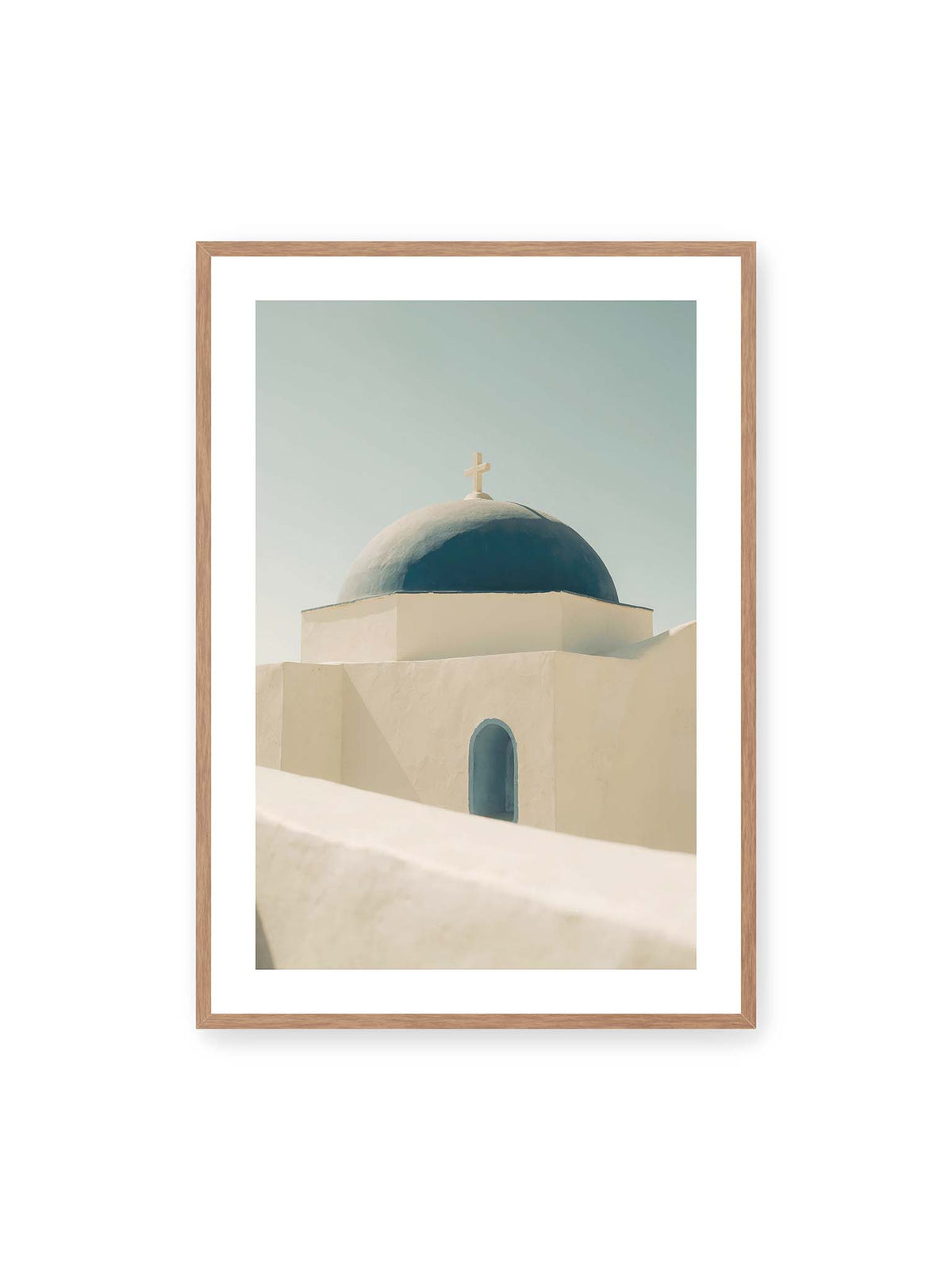70x100 cm, weißer Galerie-Rand, Eichenrahmen – Tiefblaue Kirchenkuppel mit Kreuz über weißen Mauern, einer schmalen Bogenöffnung und hellem Himmel.