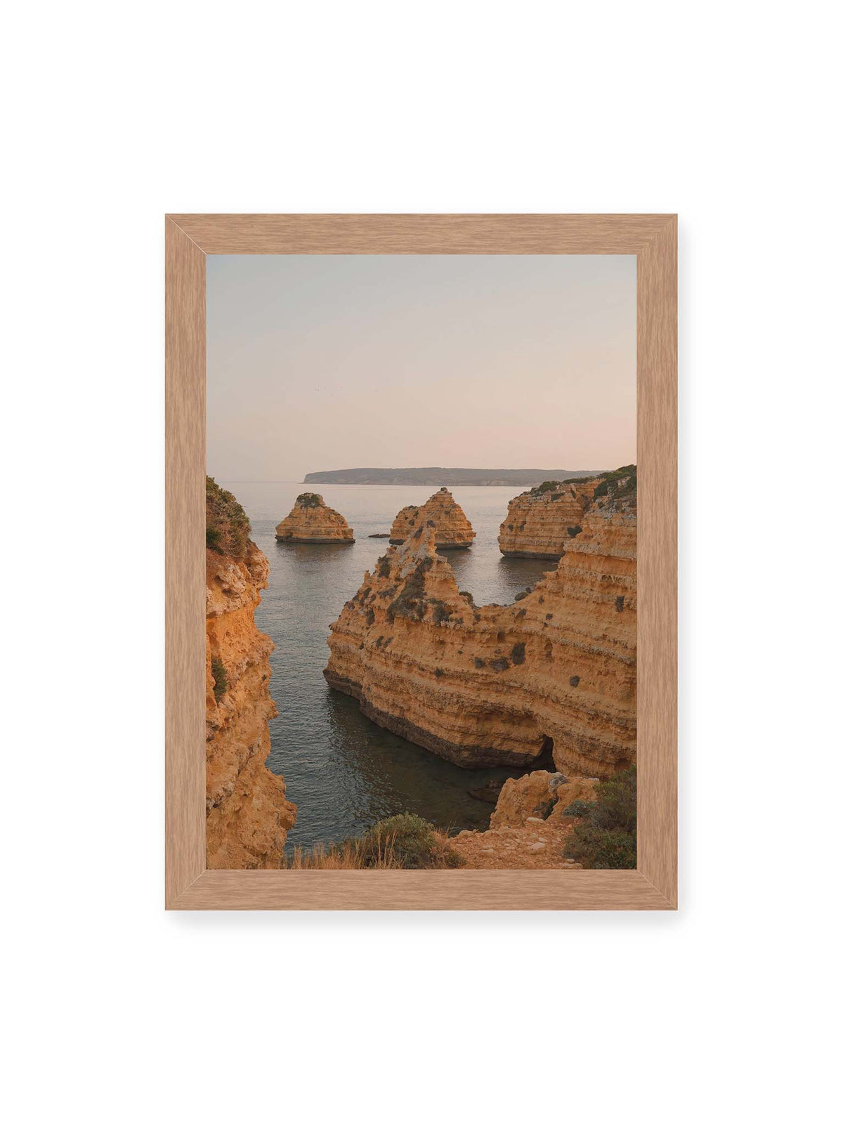 21x30 cm, Eichenrahmen – Warm getönte, geschichtete Felsformationen ragen zwischen steilen Küstenwänden aus ruhigem Meer.