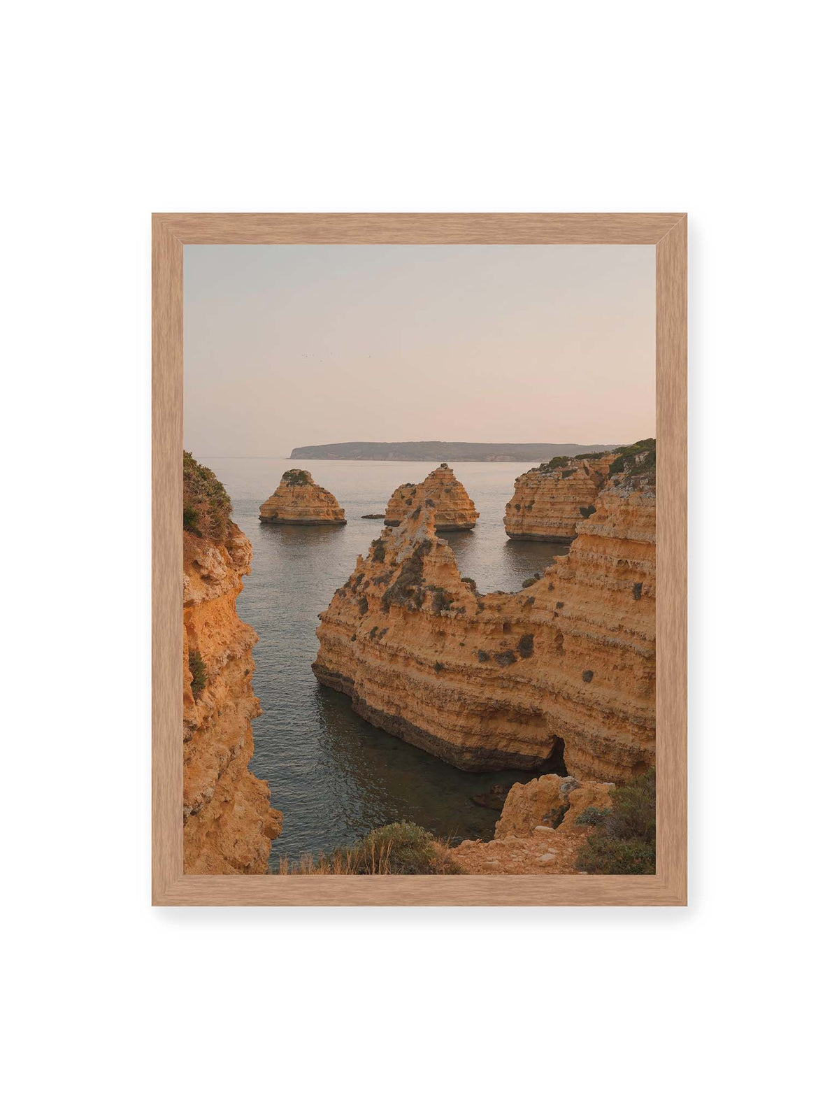 30x40 cm, Eichenrahmen – Warm getönte, geschichtete Felsformationen ragen zwischen steilen Küstenwänden aus ruhigem Meer.