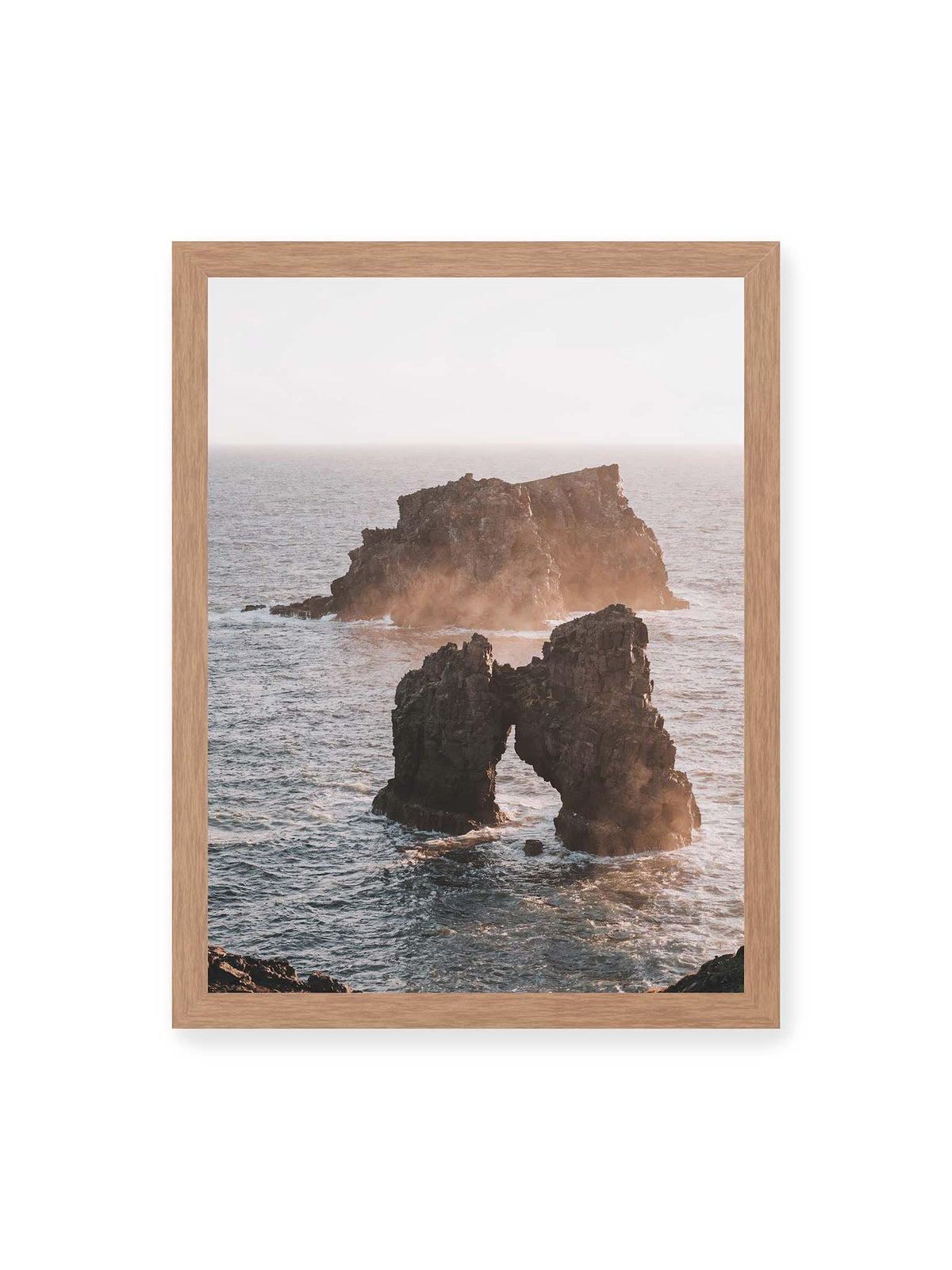 30x40 cm, Eichenrahmen – Dunkler Felsbogen und massive Felsformation im bewegten Meer, umgeben von heller Gischt und warmem Licht.