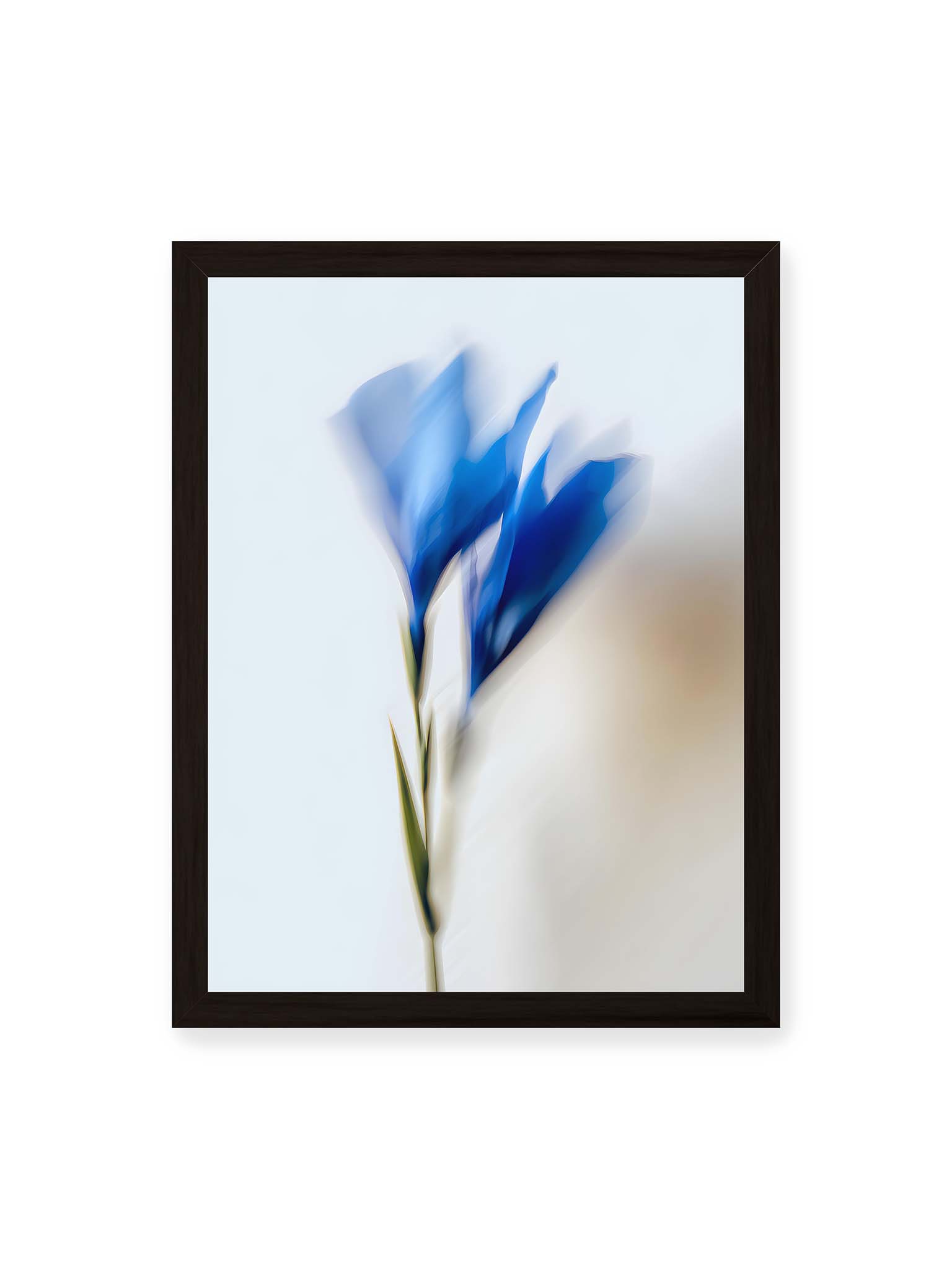 30x40 cm, schwarzer Rahmen – Verschwommene blaue Blütenblätter in sanften Bewegungen vor einem hellen Hintergrund.
