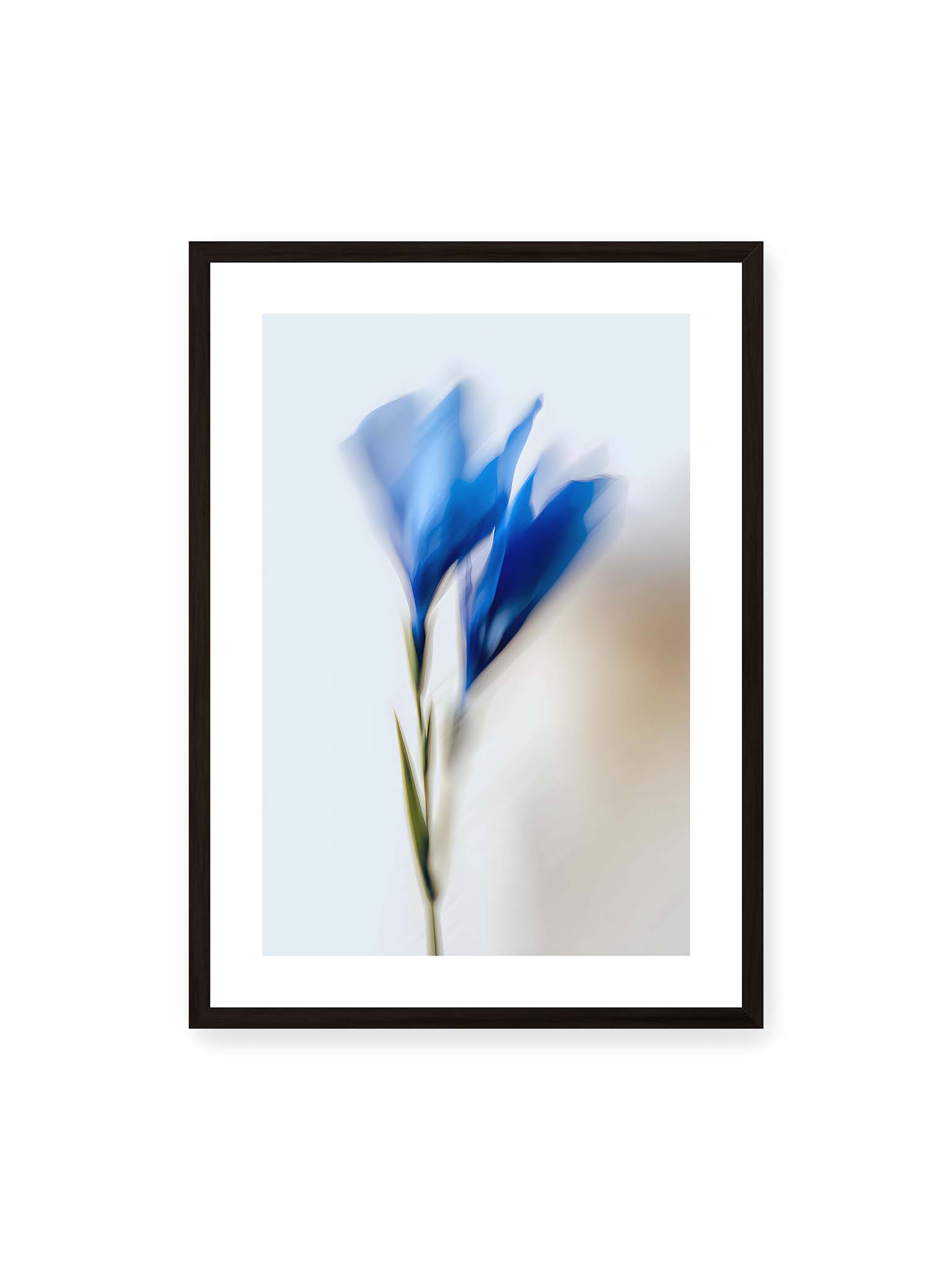 50x70 cm, weißer Galerie-Rand, schwarzer Rahmen – Verschwommene blaue Blütenblätter in sanften Bewegungen vor einem hellen Hintergrund.