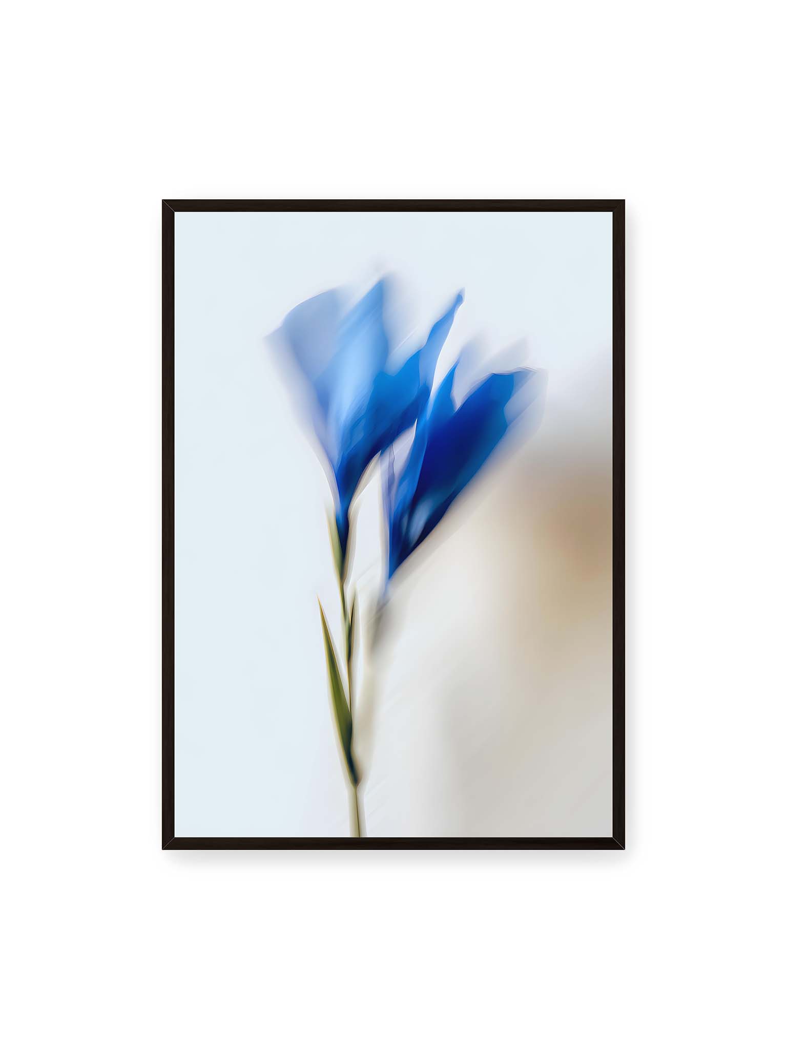 70x100 cm, schwarzer Rahmen – Verschwommene blaue Blütenblätter in sanften Bewegungen vor einem hellen Hintergrund.