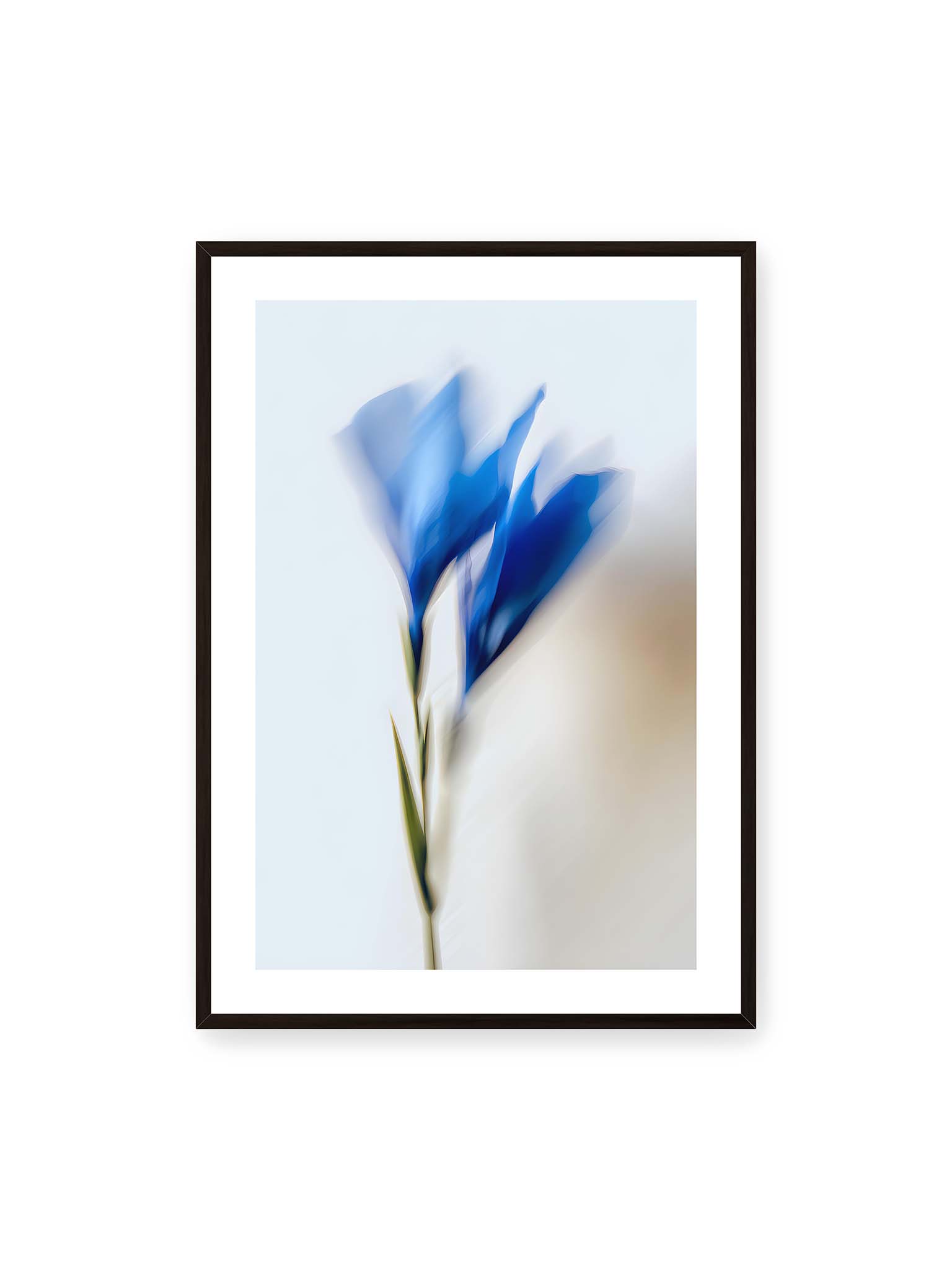70x100 cm, weißer Galerie-Rand, schwarzer Rahmen – Verschwommene blaue Blütenblätter in sanften Bewegungen vor einem hellen Hintergrund.