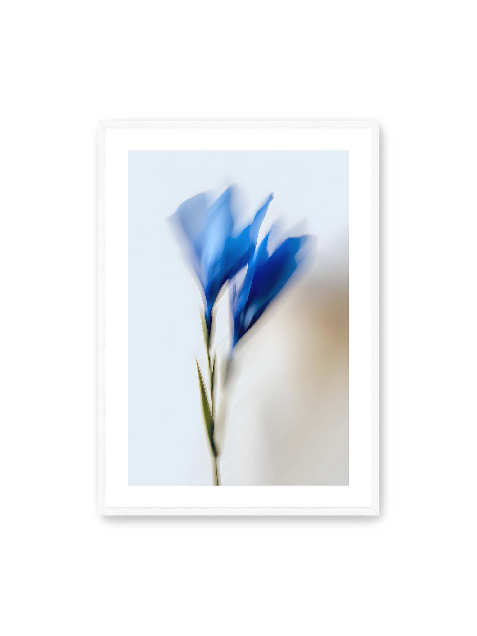 70x100 cm, weißer Galerie-Rand, weißer Rahmen – Verschwommene blaue Blütenblätter in sanften Bewegungen vor einem hellen Hintergrund.