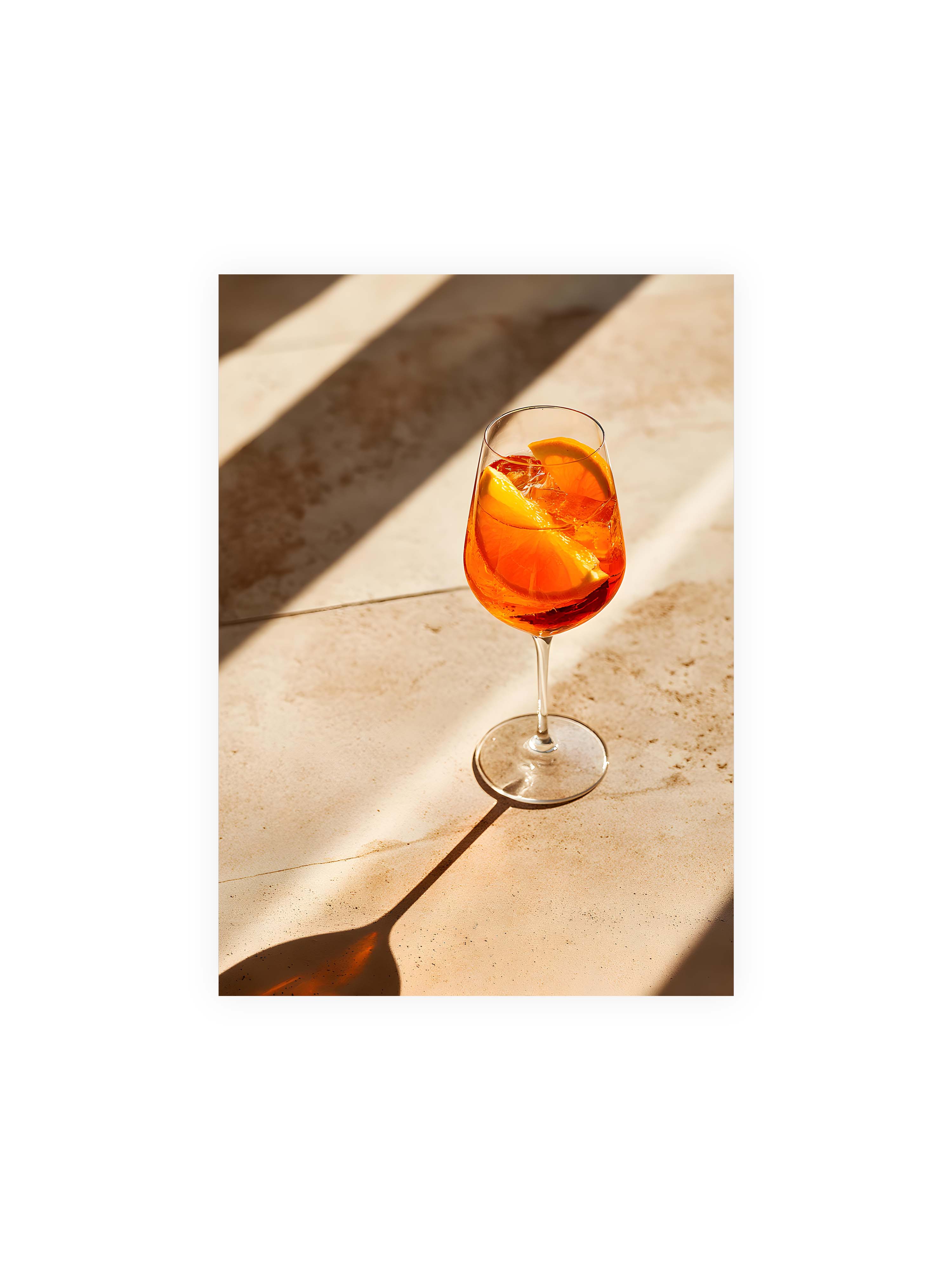 50x70 cm ohne Galerie-Rand ohne Rahmen – Aperitifglas mit orangefarbenem Drink und Orangenscheiben, Sonnenlicht und langer Schatten auf hellem Stein.