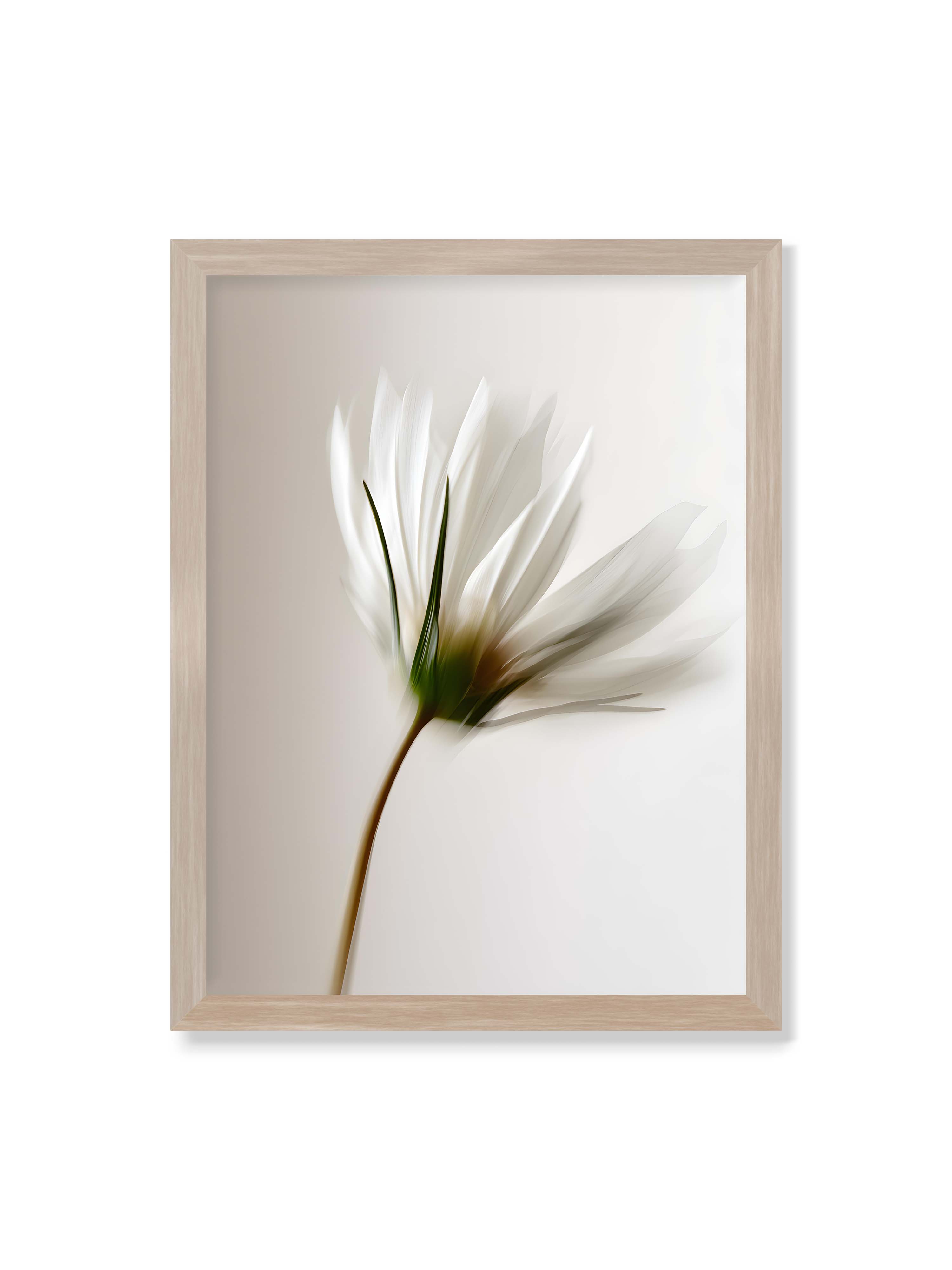 30x40 cm ohne Galerie-Rand im Eichenrahmen – Weiße Blüte mit Bewegungsunschärfe und grünem Kern vor hellem, weichem Hintergrund in Hochformat.