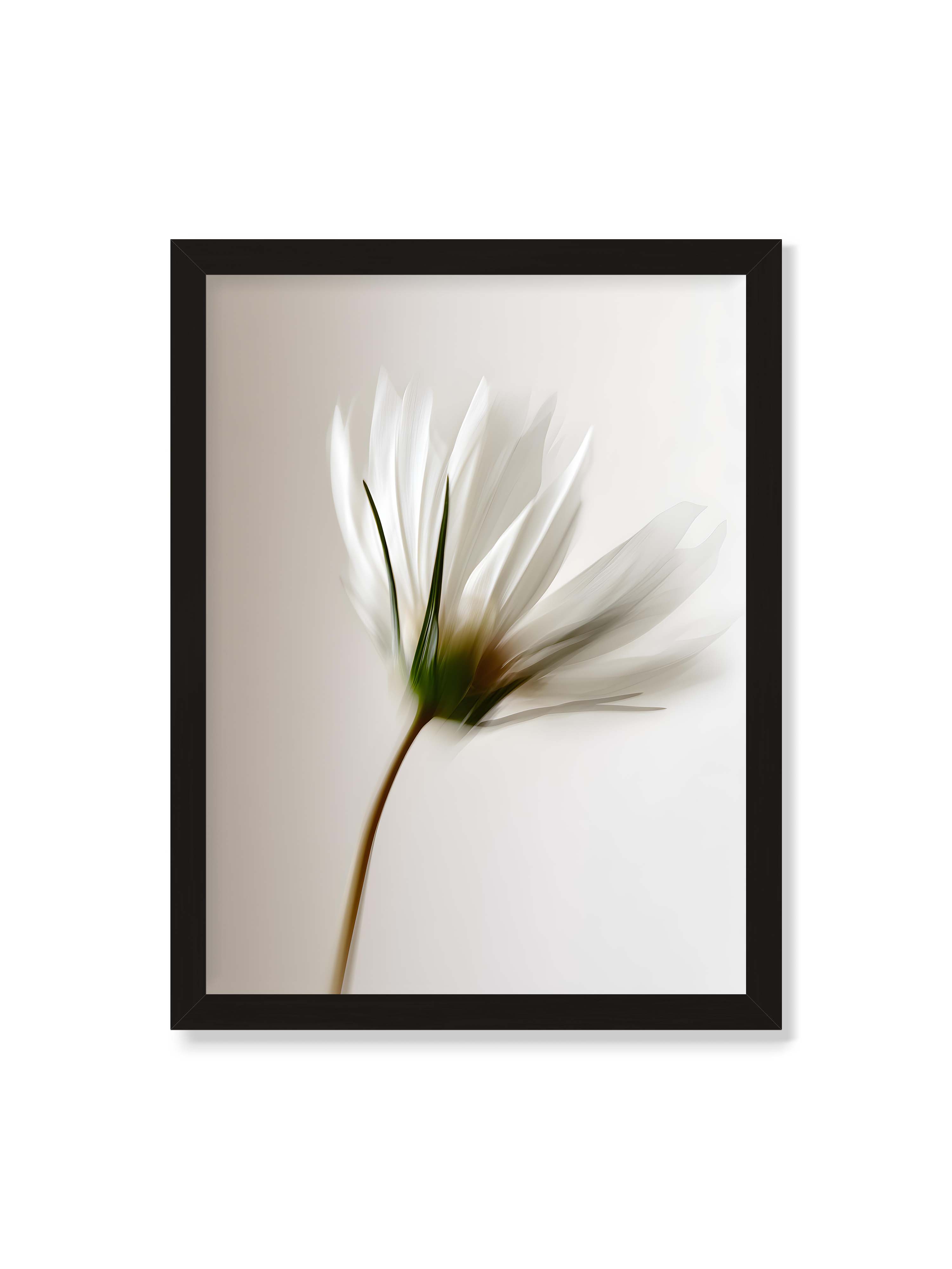 30x40 cm ohne Galerie-Rand mit schwarzem Rahmen – Weiße Blüte mit Bewegungsunschärfe und grünem Kern vor hellem, weichem Hintergrund in Hochformat.