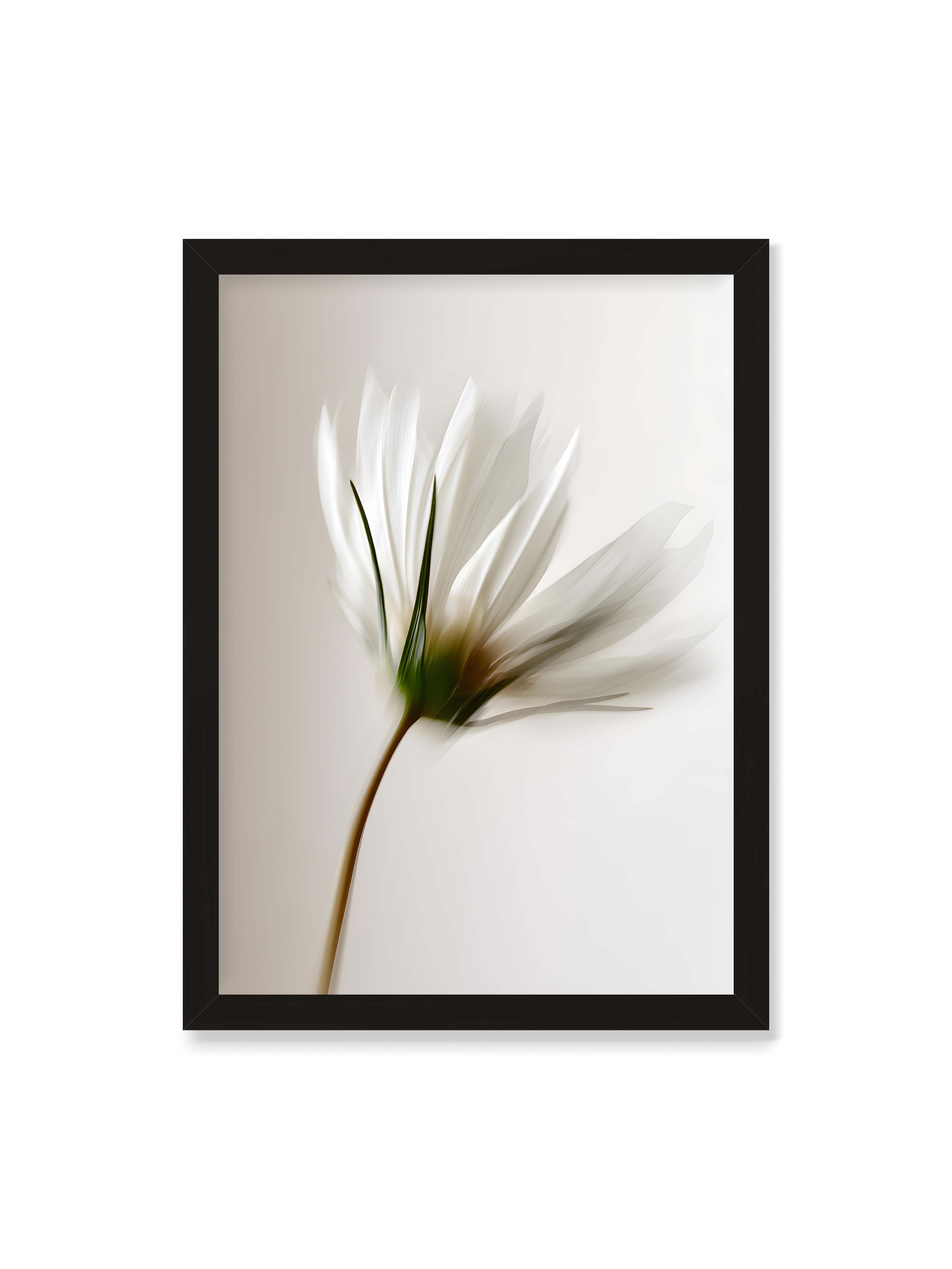 50x70 cm ohne Galerie-Rand mit schwarzem Rahmen – Weiße Blüte mit Bewegungsunschärfe und grünem Kern vor hellem, weichem Hintergrund in Hochformat.