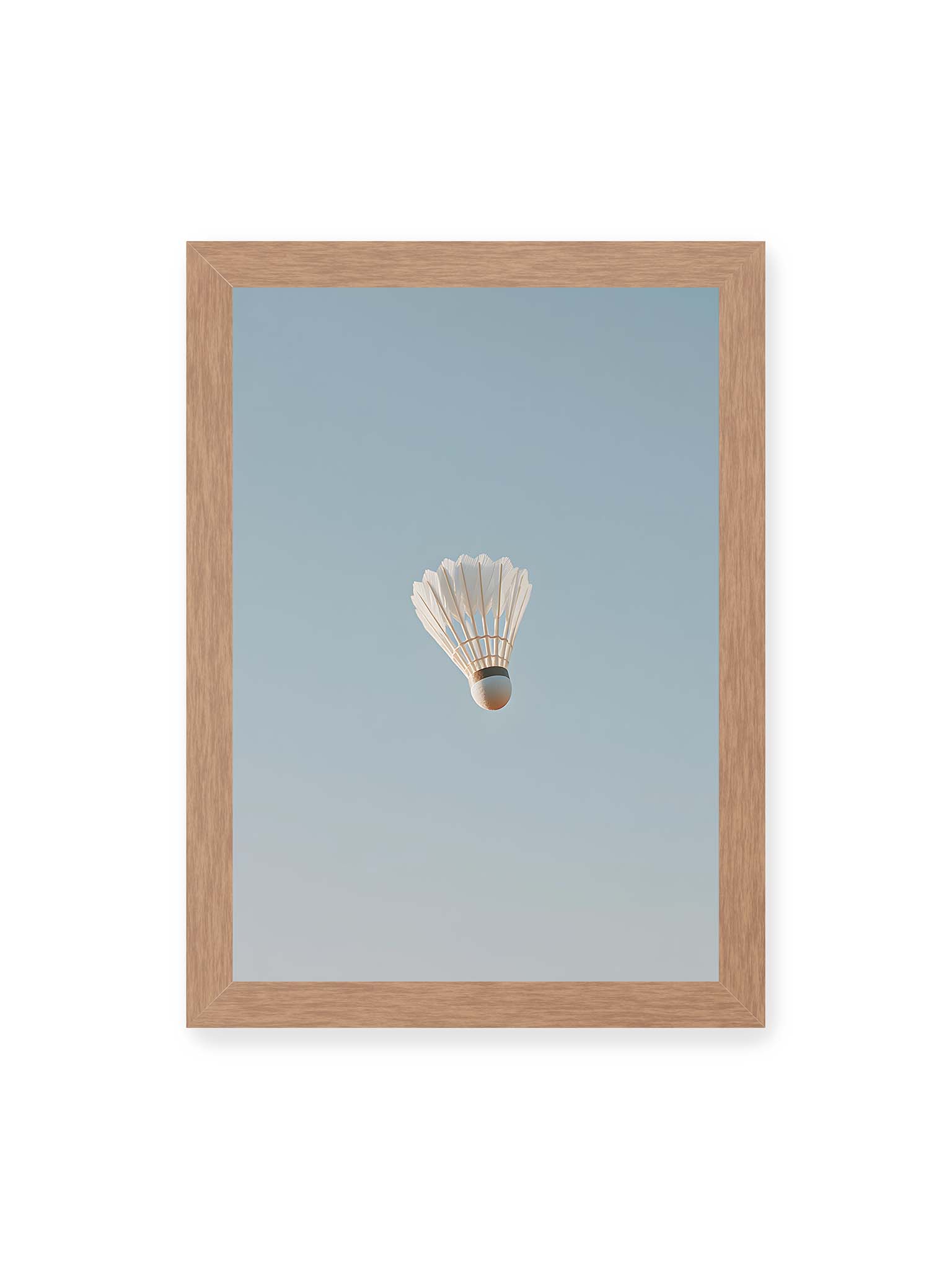 21x30 cm, Eichenrahmen – Weißer Federball schwebt zentriert vor hellblauem Himmel, minimalistische Komposition mit viel Freiraum.
