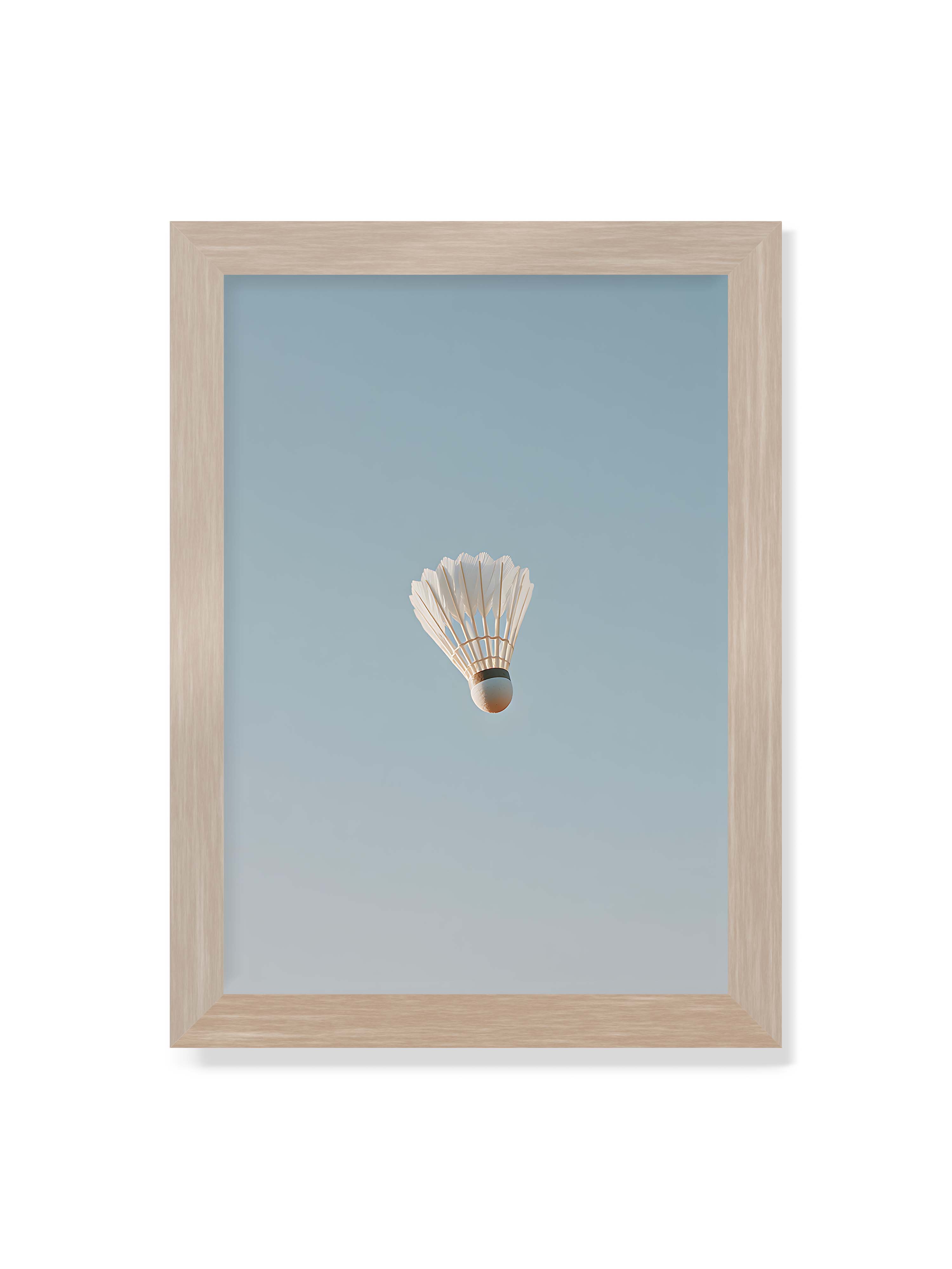 21x30 cm ohne Galerie-Rand im Eichenrahmen – Weißer Federball schwebt zentriert vor hellblauem Himmel, minimalistische Komposition mit viel Freiraum.