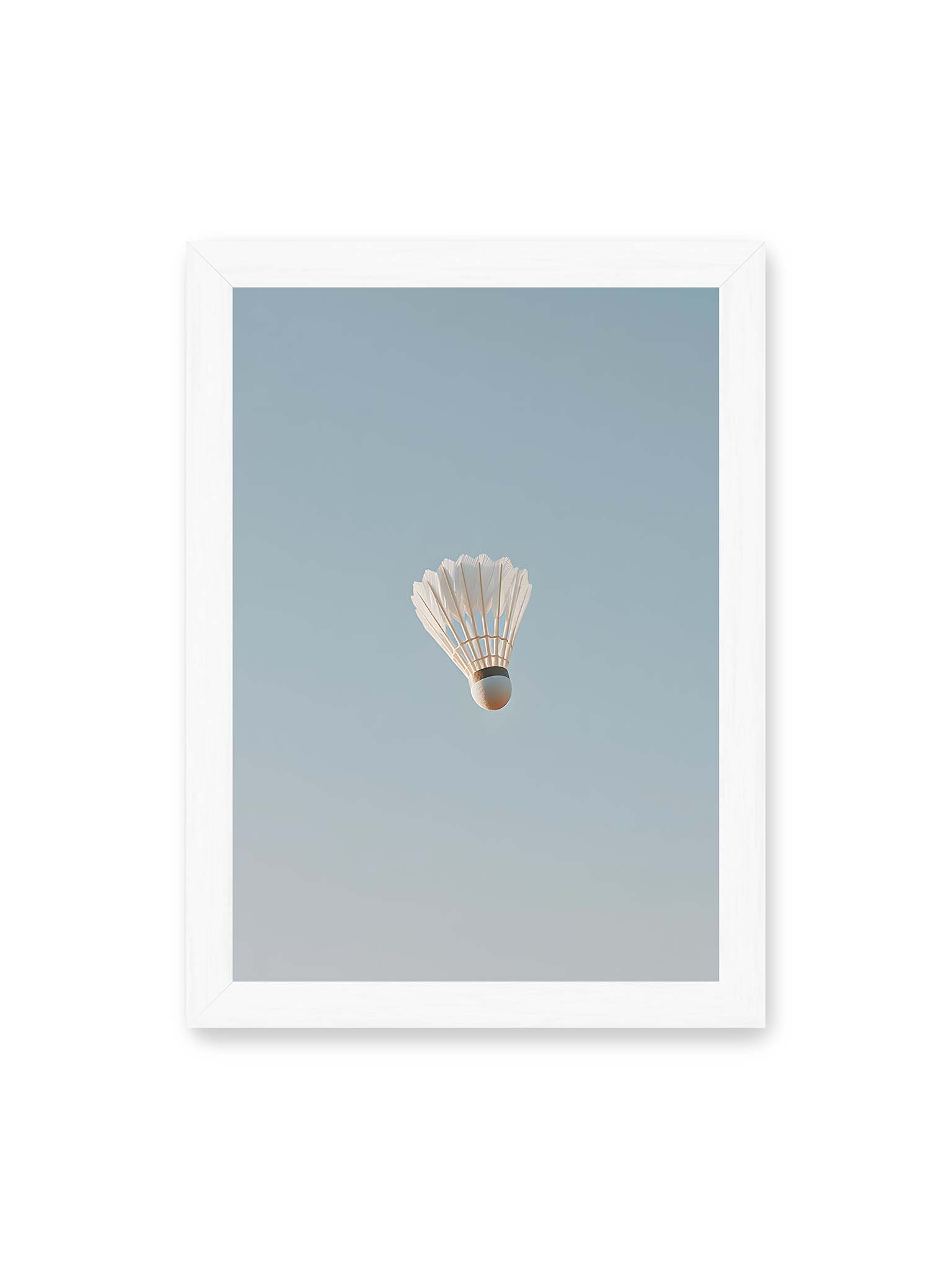 21x30 cm, weißer Rahmen – Weißer Federball schwebt zentriert vor hellblauem Himmel, minimalistische Komposition mit viel Freiraum.