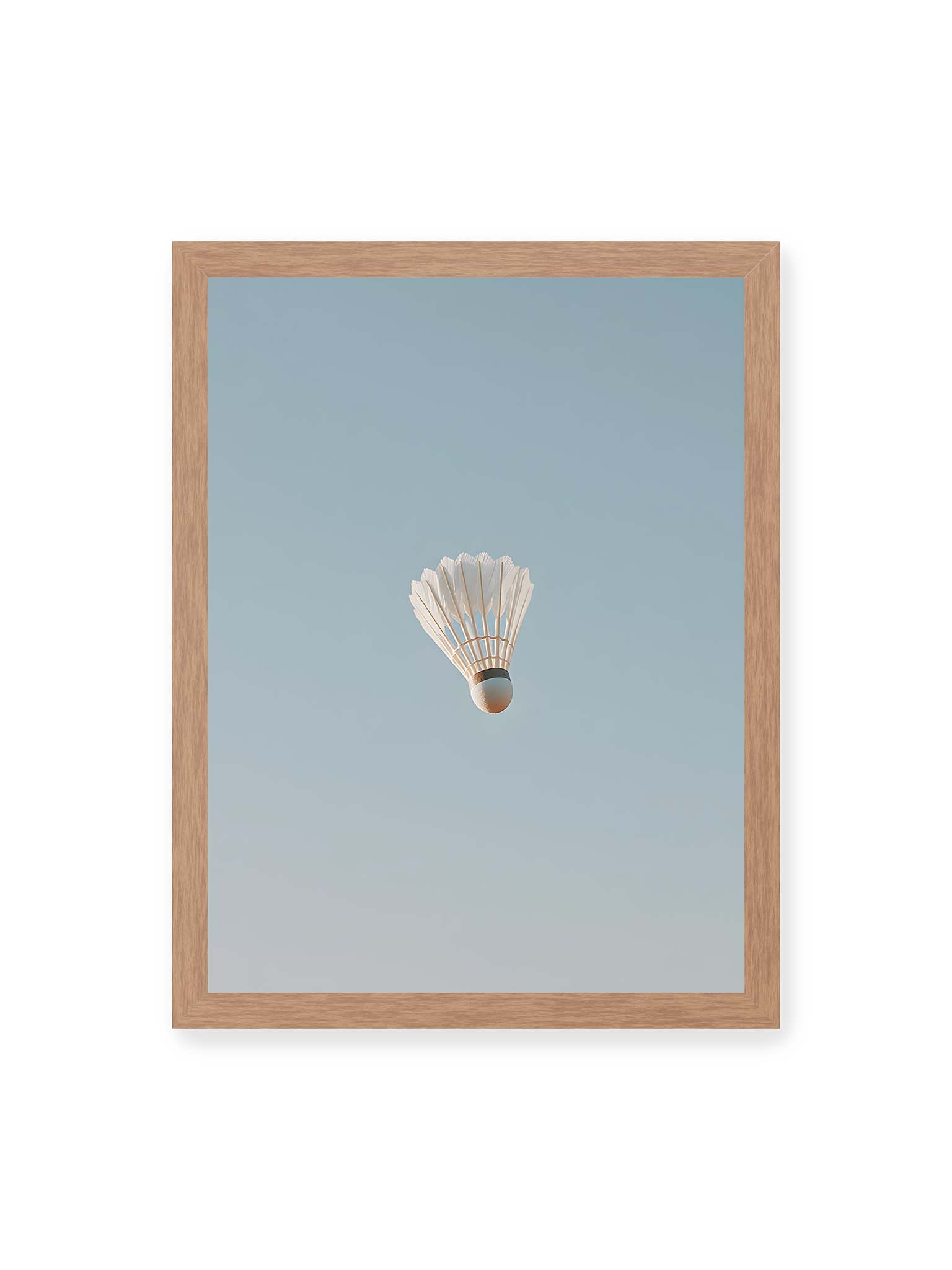 30x40 cm, Eichenrahmen – Weißer Federball schwebt zentriert vor hellblauem Himmel, minimalistische Komposition mit viel Freiraum.