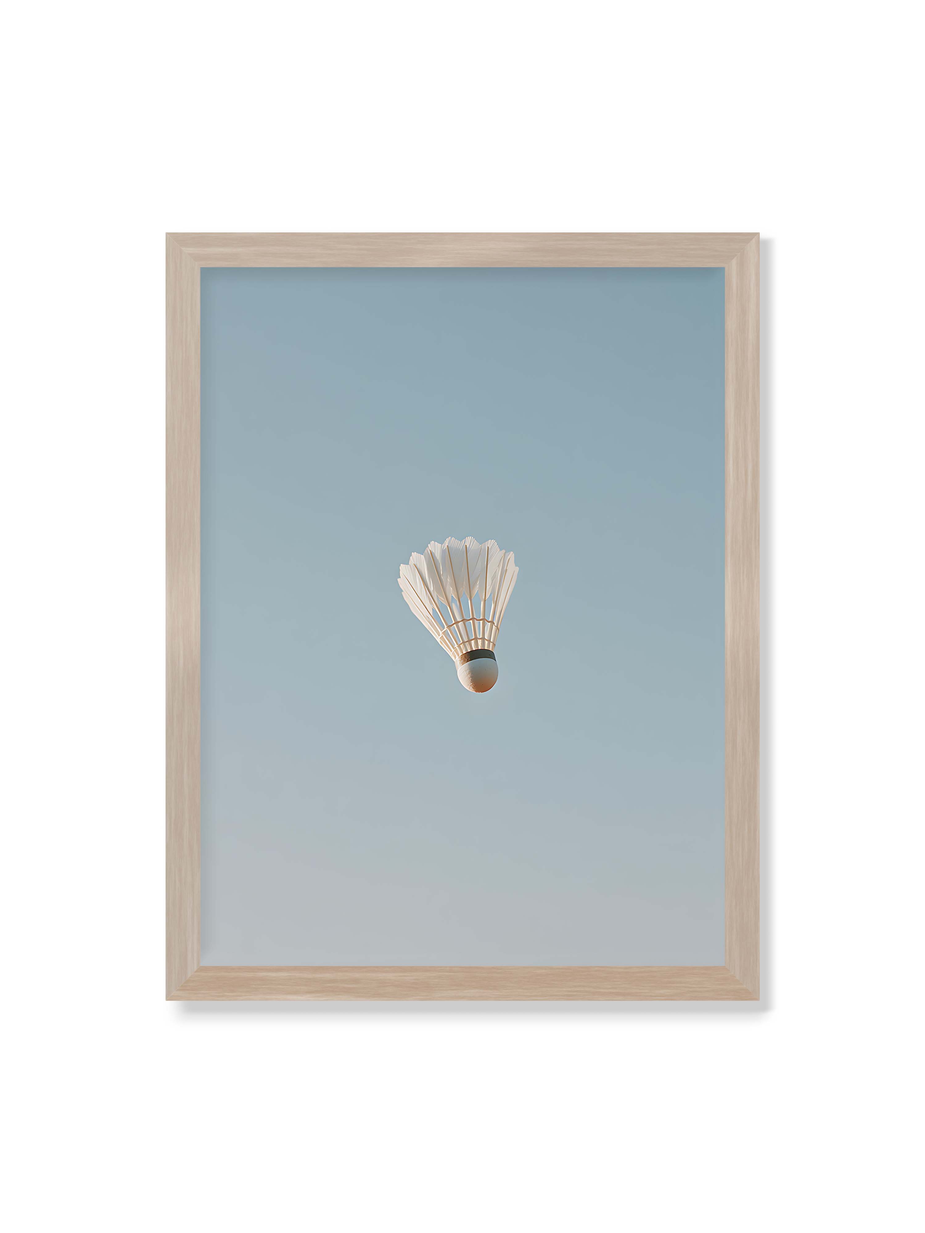 30x40 cm ohne Galerie-Rand im Eichenrahmen – Weißer Federball schwebt zentriert vor hellblauem Himmel, minimalistische Komposition mit viel Freiraum.