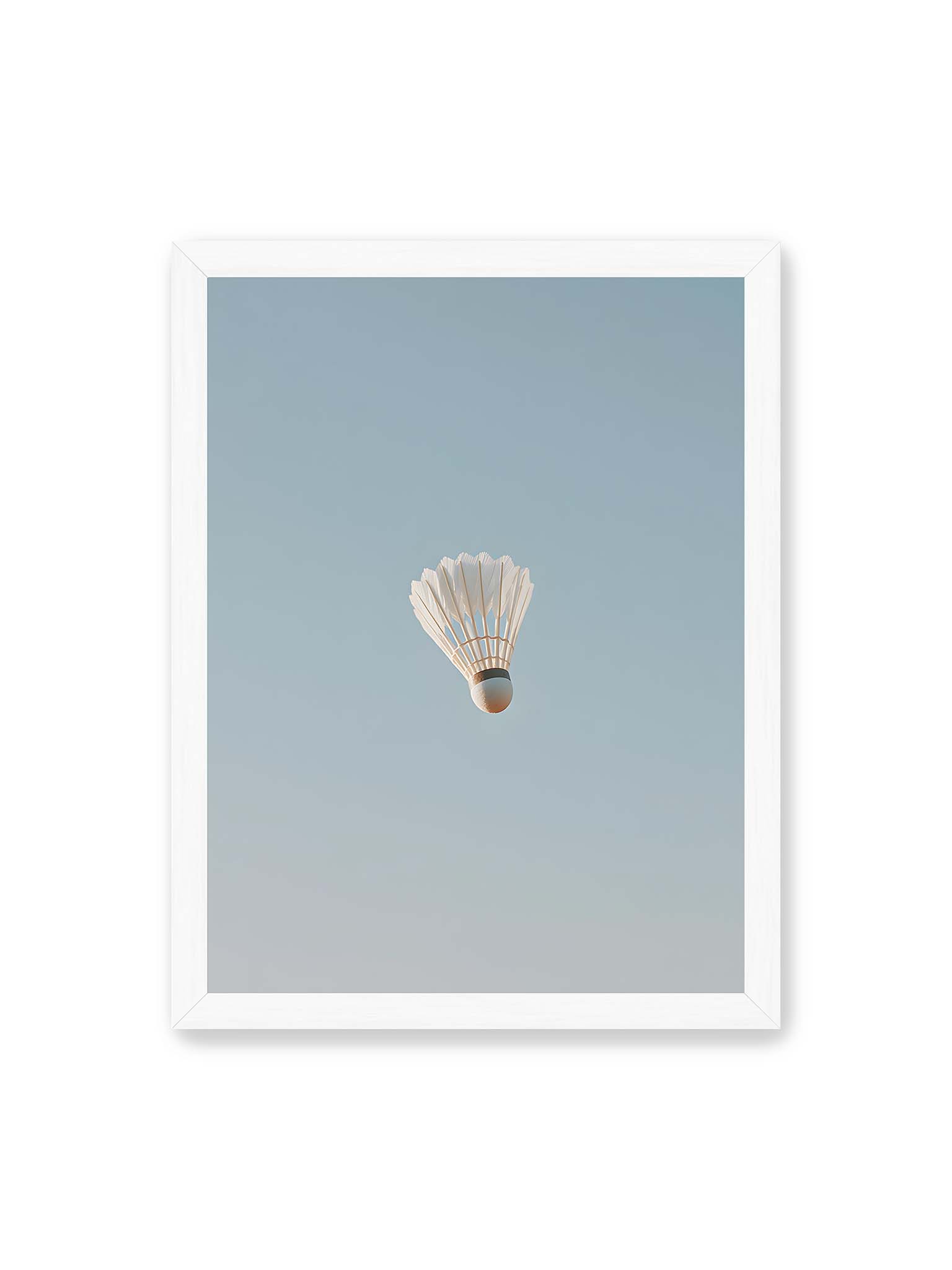 30x40 cm, weißer Rahmen – Weißer Federball schwebt zentriert vor hellblauem Himmel, minimalistische Komposition mit viel Freiraum.