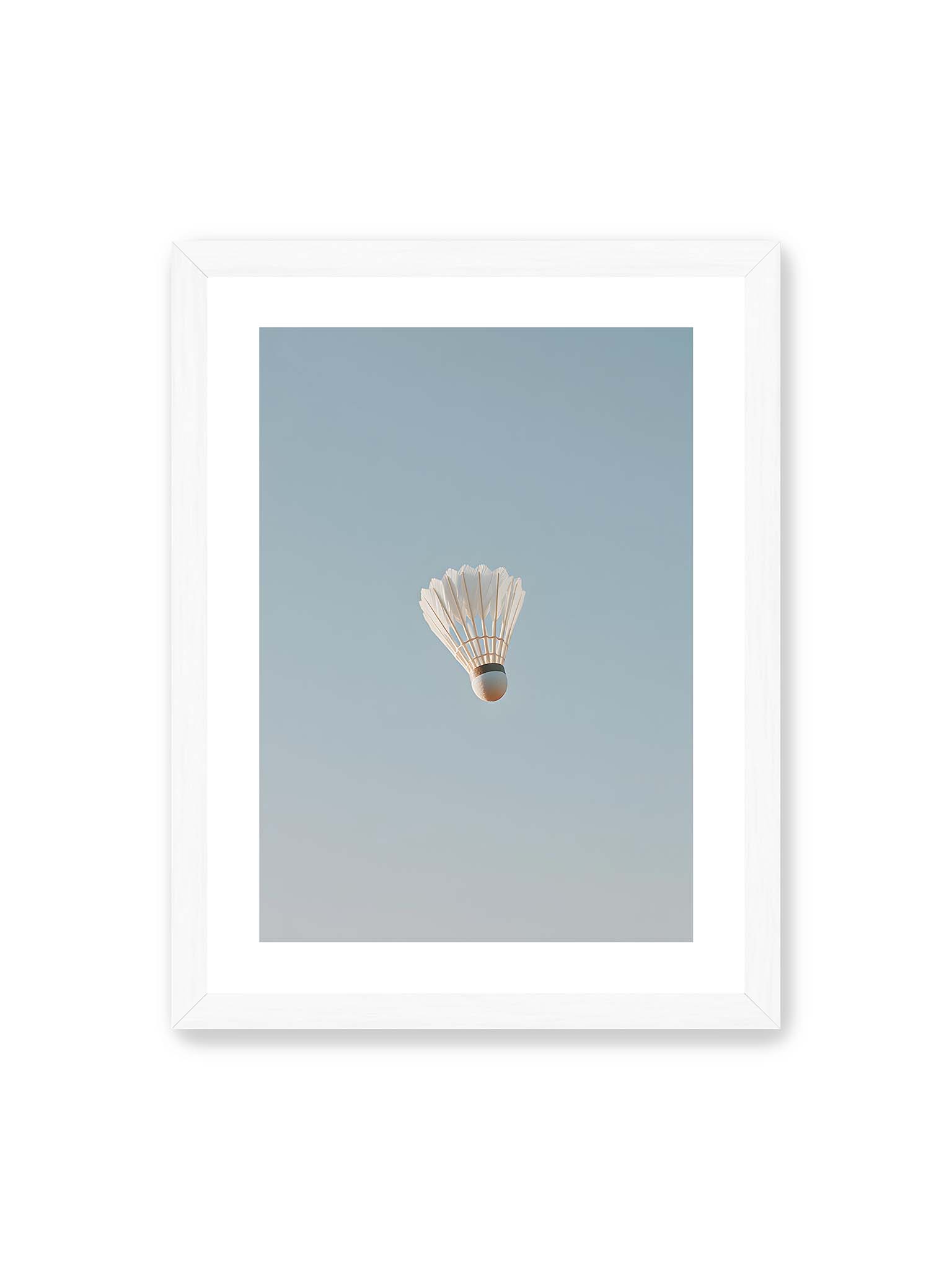 30x40 cm, weißer Galerie-Rand, weißer Rahmen – Weißer Federball schwebt zentriert vor hellblauem Himmel, minimalistische Komposition mit viel Freiraum.