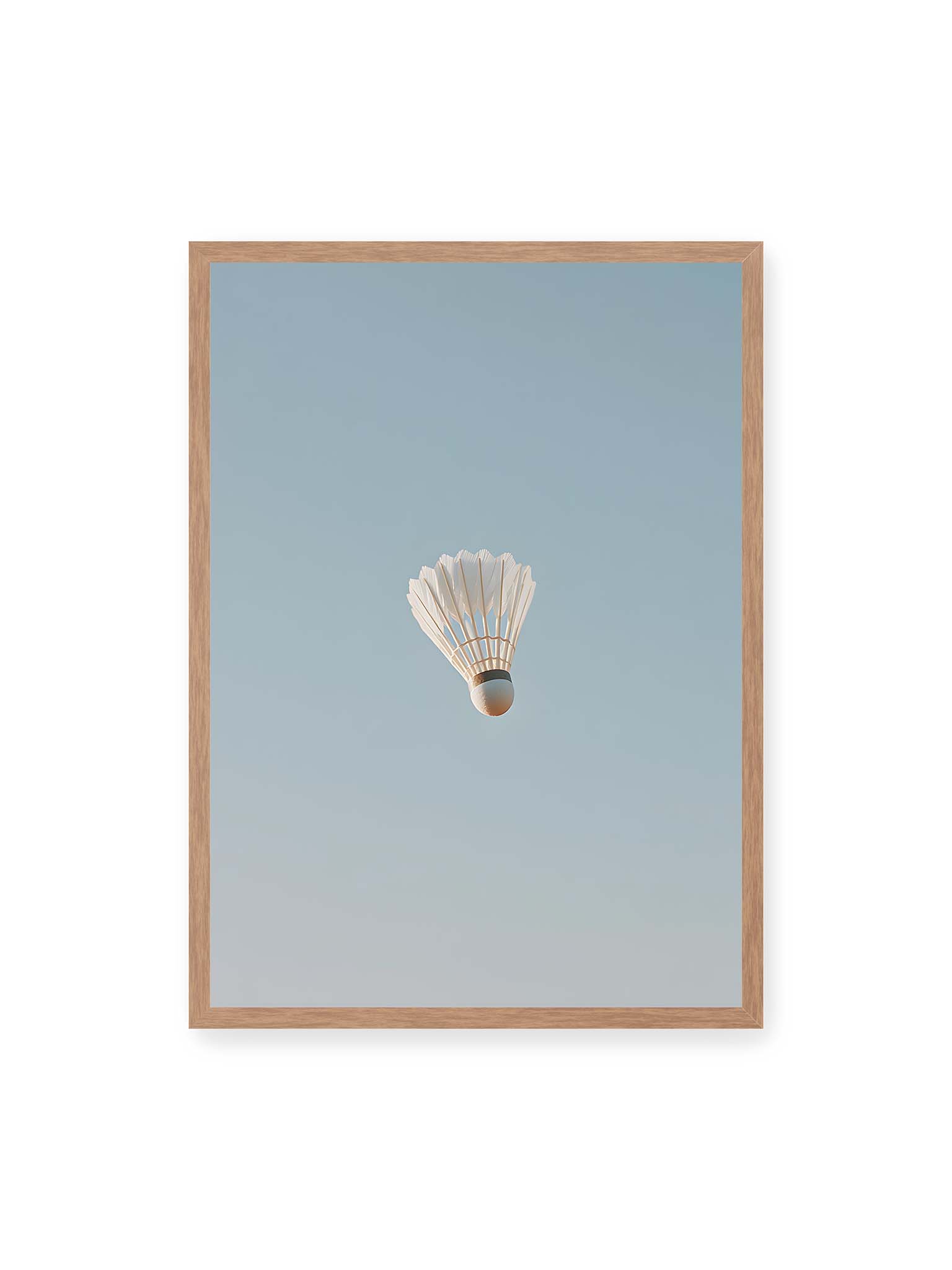 50x70 cm, Eichenrahmen – Weißer Federball schwebt zentriert vor hellblauem Himmel, minimalistische Komposition mit viel Freiraum.
